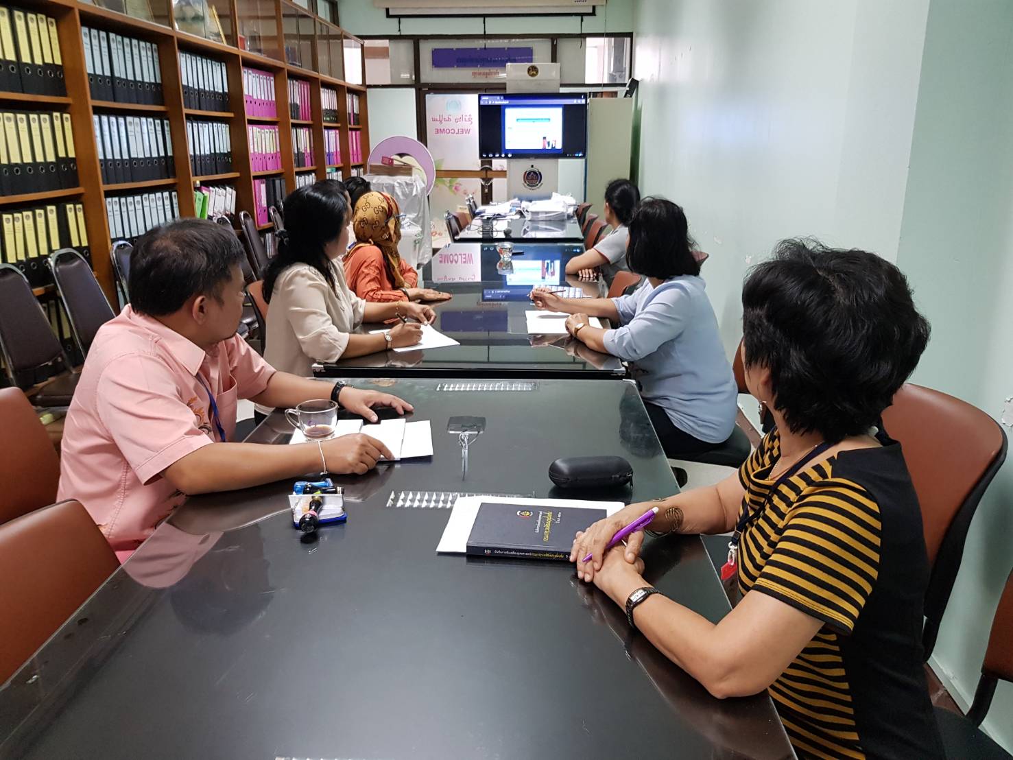 รับฟังการประชุมทางไกลจากกรมการพัฒนาชุมชน ผ่านระบบคอนเฟอร์เรนซ์ (VDO Conference)