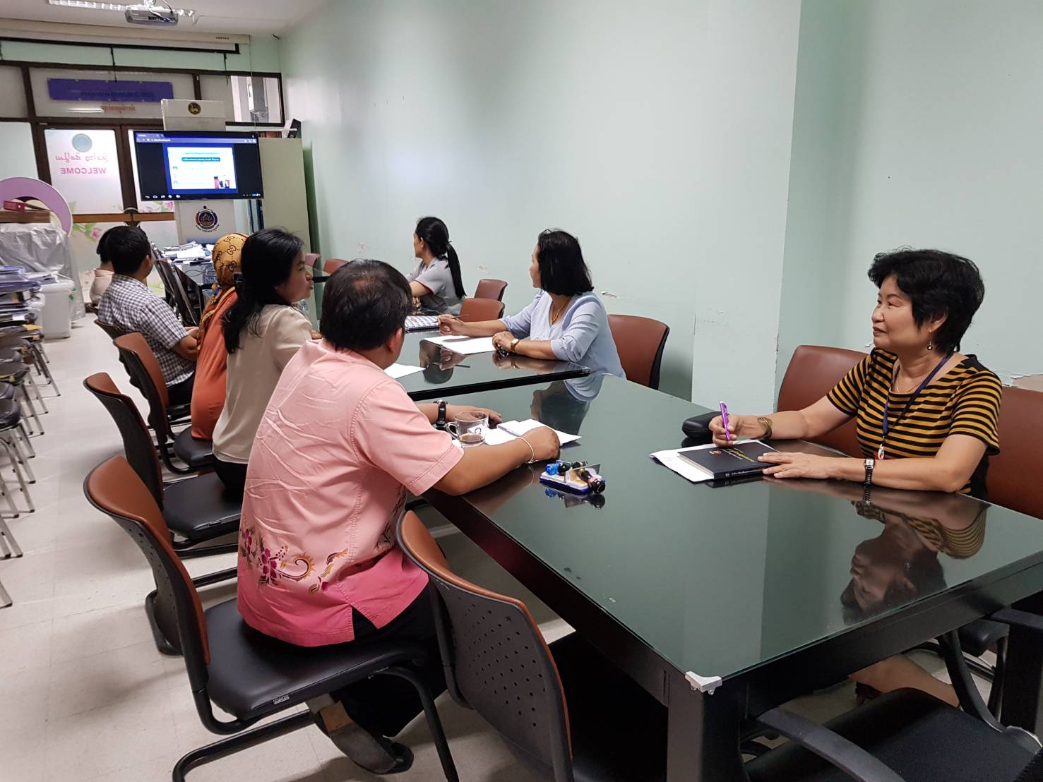 รับฟังการประชุมทางไกลจากกรมการพัฒนาชุมชน ผ่านระบบคอนเฟอร์เรนซ์ (VDO Conference)