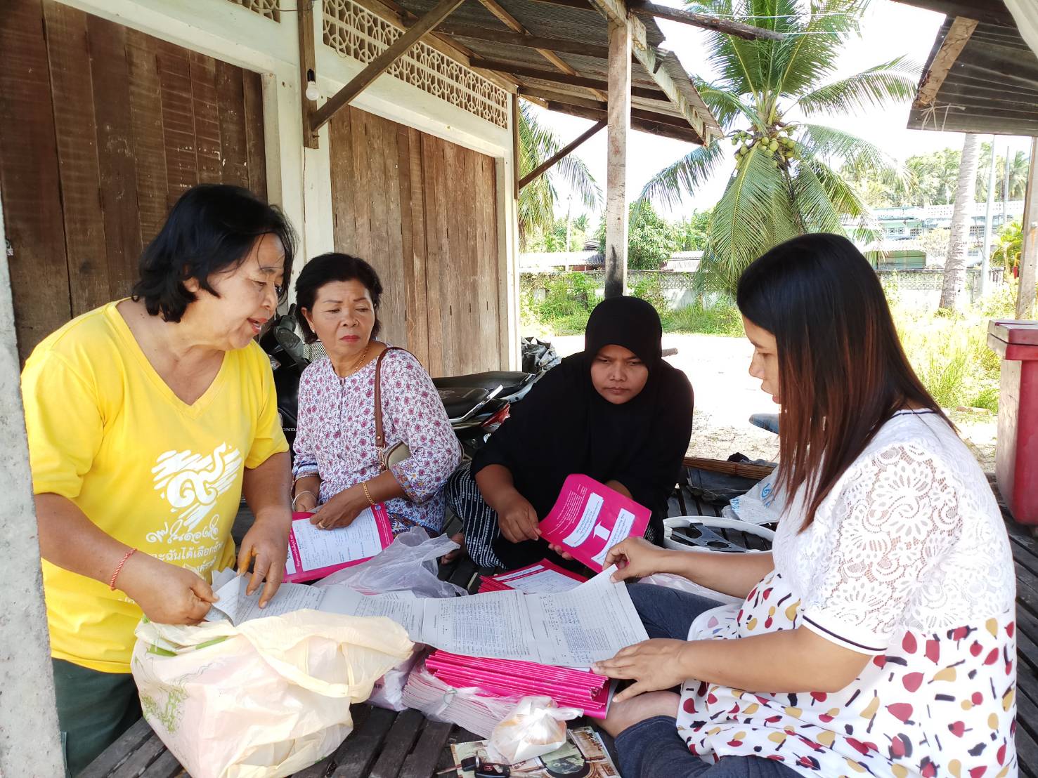 พัฒนากร อ.ปะนาเระ ลงพื้นที่ติดตามผลการจัดเก็บข้อมูล จปฐ.2561