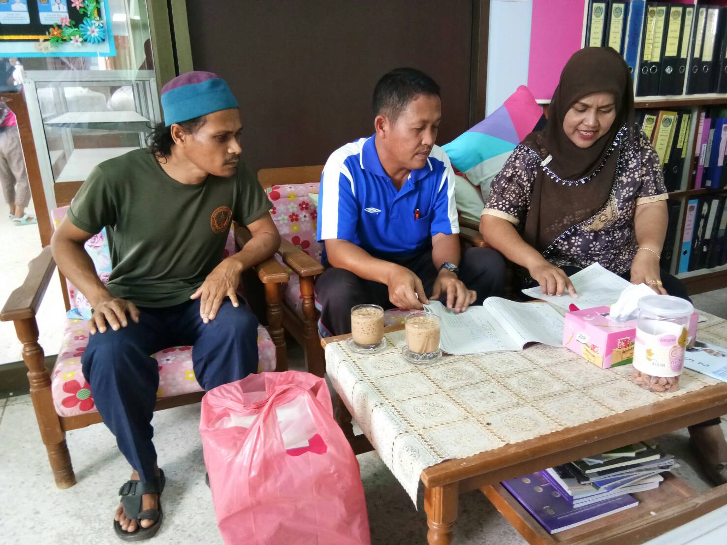 พัฒนากร อ.ยะรัง ลงพื้นที่ติดตามผลการจัดเก็บข้อมูล จปฐ.2561