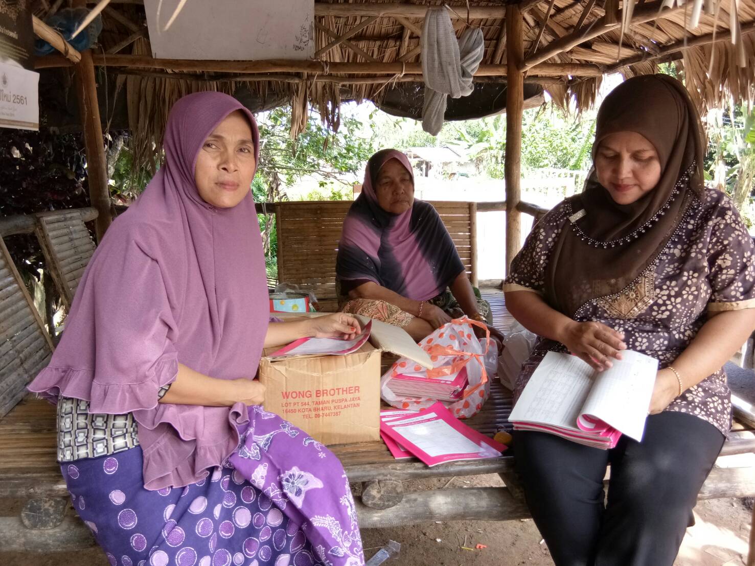 พัฒนากร อ.ยะรัง ลงพื้นที่ติดตามผลการจัดเก็บข้อมูล จปฐ.2561