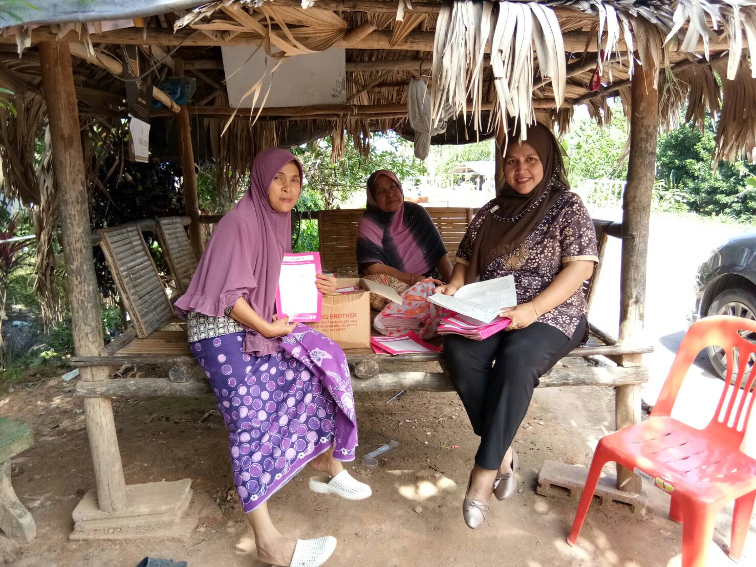 พัฒนากร อ.ยะรัง ลงพื้นที่ติดตามผลการจัดเก็บข้อมูล จปฐ.2561