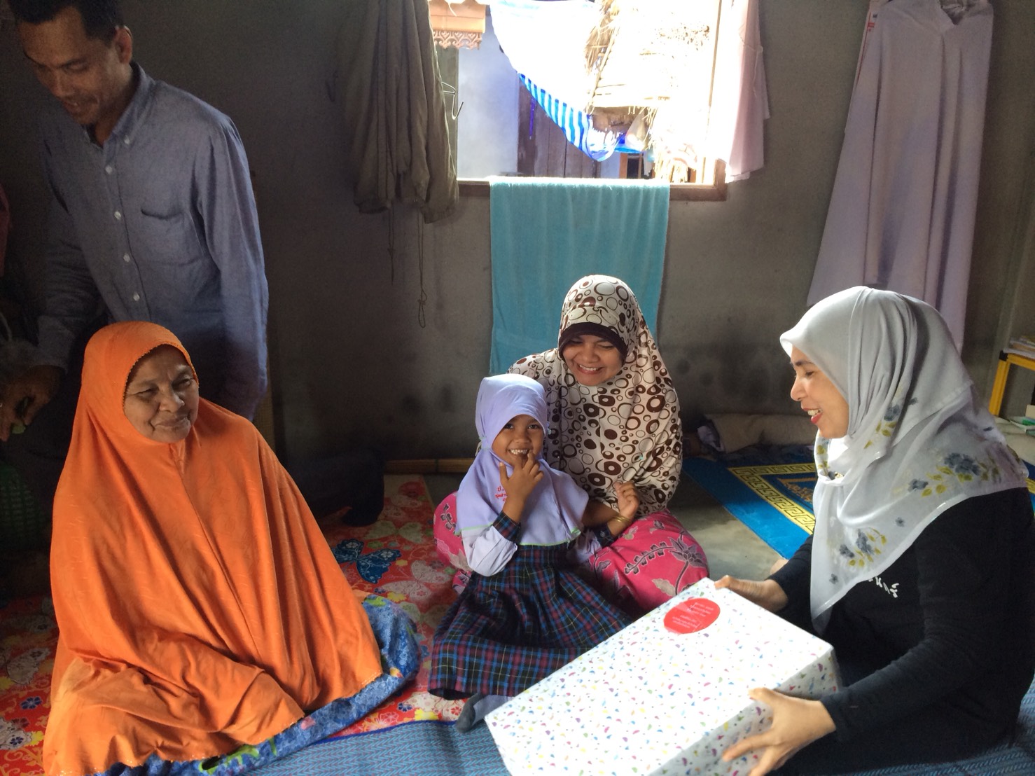 สพอ.ยะรัง ส่งมอบของขวัญวันขึ้นปีใหม่จากผู้อุปการะเด็กกองทุนพัฒนาเด็กชนบทในพระราชูปถัมภ์สมเด็จพระเทพรัตนราชสุดาฯ 