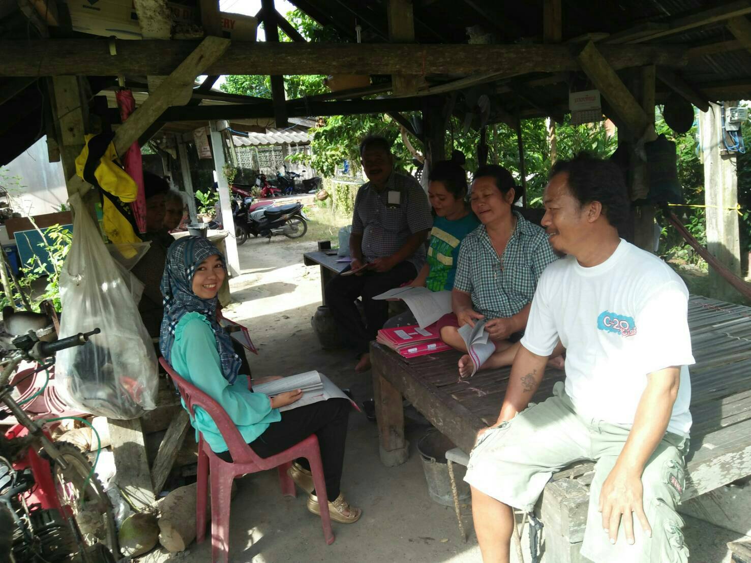 พัฒนากรอำเภอปะนาเระ ติดตามและตรวจสอบความถูกต้องในการจัดเก็บข้อมูลความจำเป็นพื้นฐาน (จปฐ.) ปี 2561