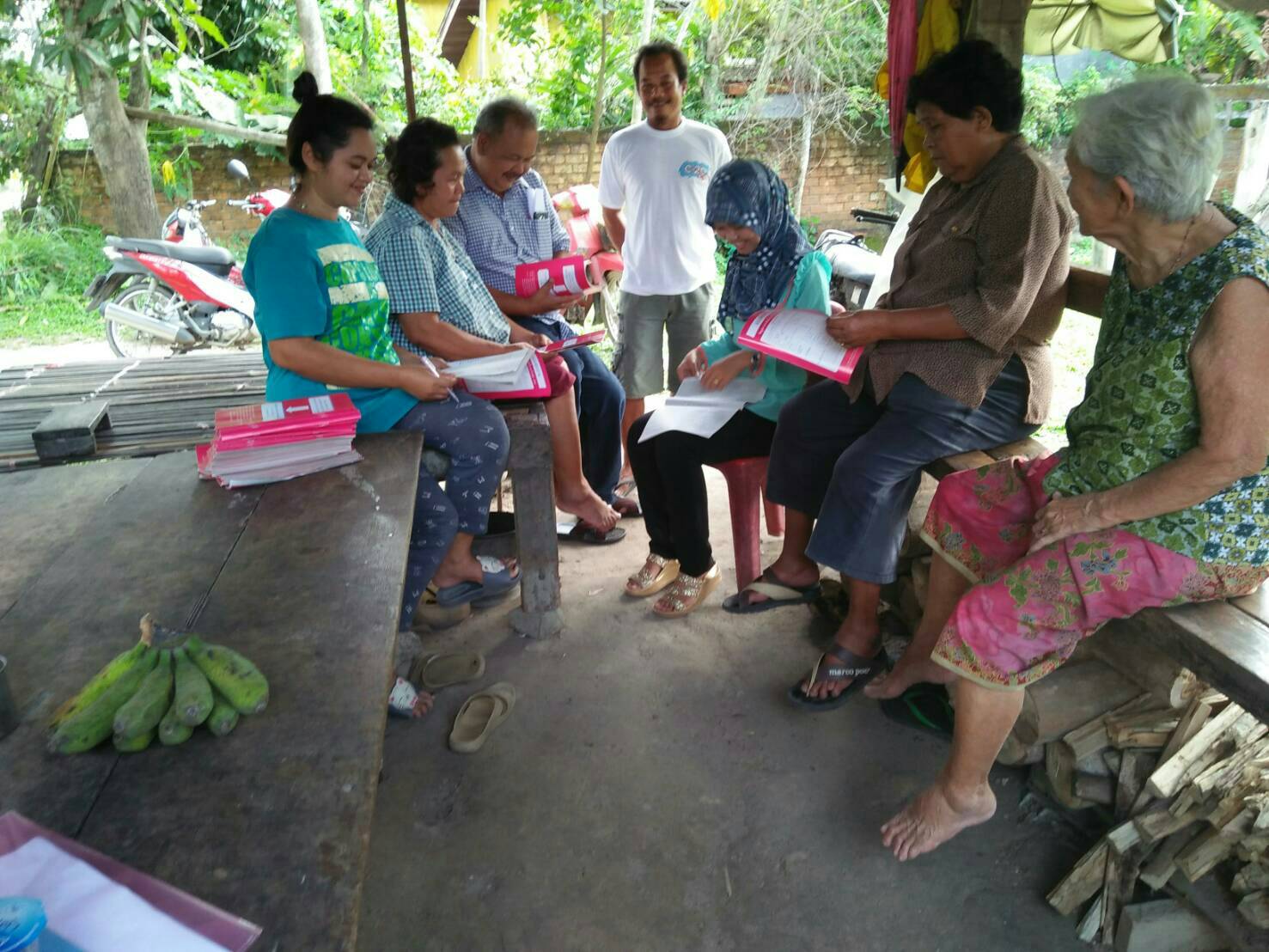 พัฒนากรอำเภอปะนาเระ ติดตามและตรวจสอบความถูกต้องในการจัดเก็บข้อมูลความจำเป็นพื้นฐาน (จปฐ.) ปี 2561