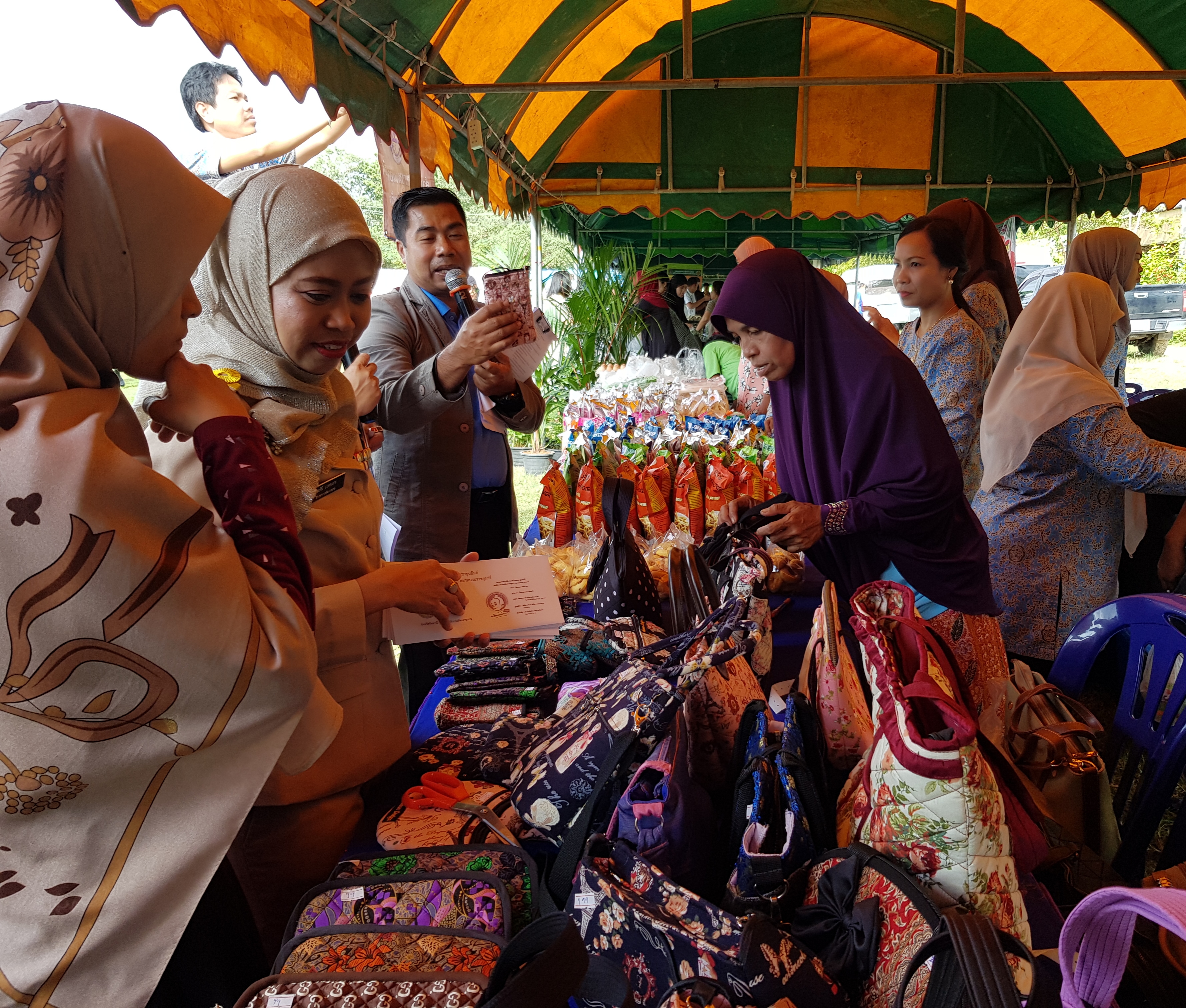 สพจ.ปน.ร่วมกับ สพอ.ยะหริ่ง ร่วมกิจกรรมโครงการจังหวัดเคลื่อนที่อำเภอยะหริ่ง จังหวัดปัตตานี 