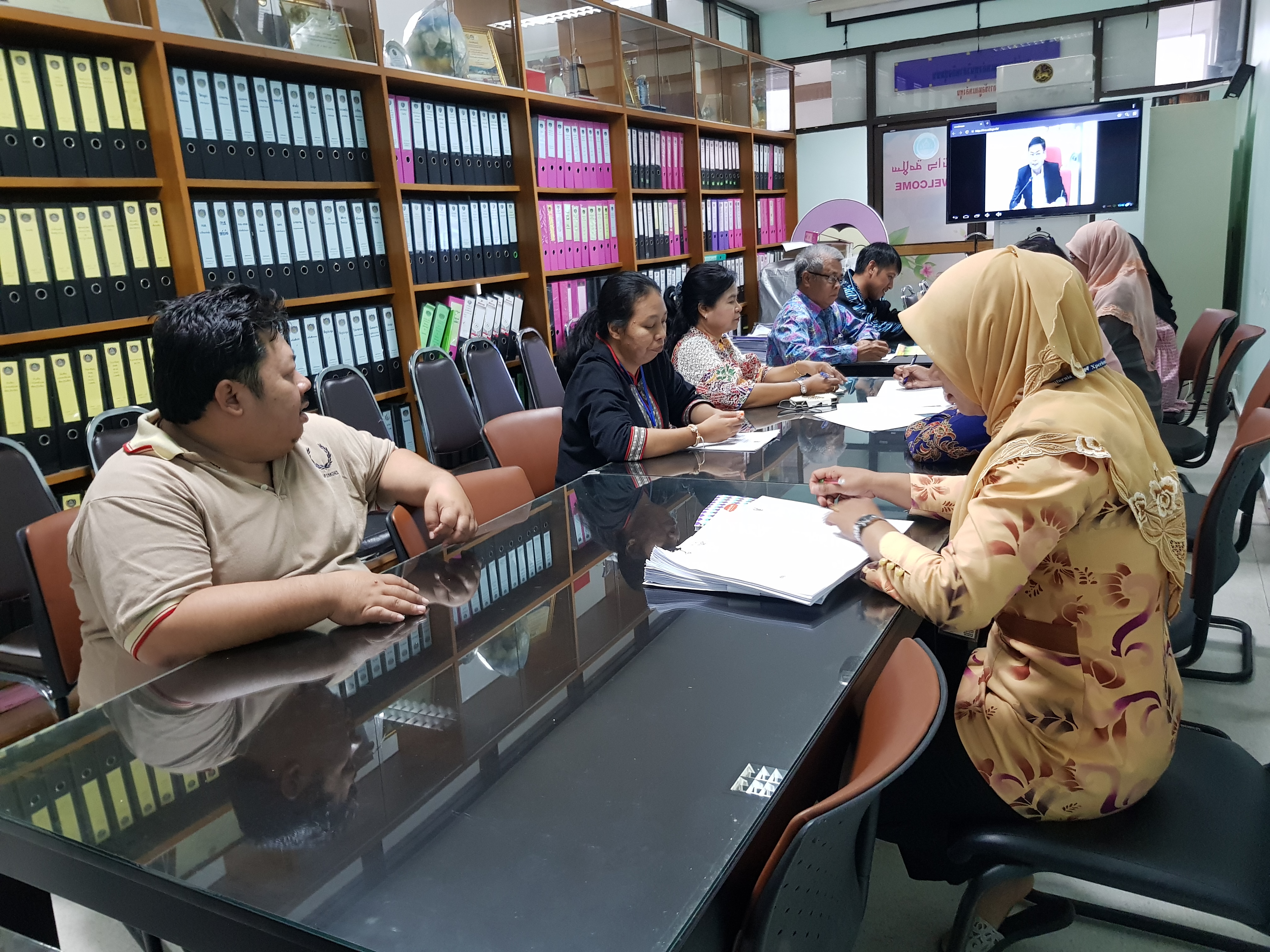 รับฟังการประชุมทางไกลจากกรมการพัฒนาชุมชน ผ่านระบบคอนเฟอร์เรนซ์