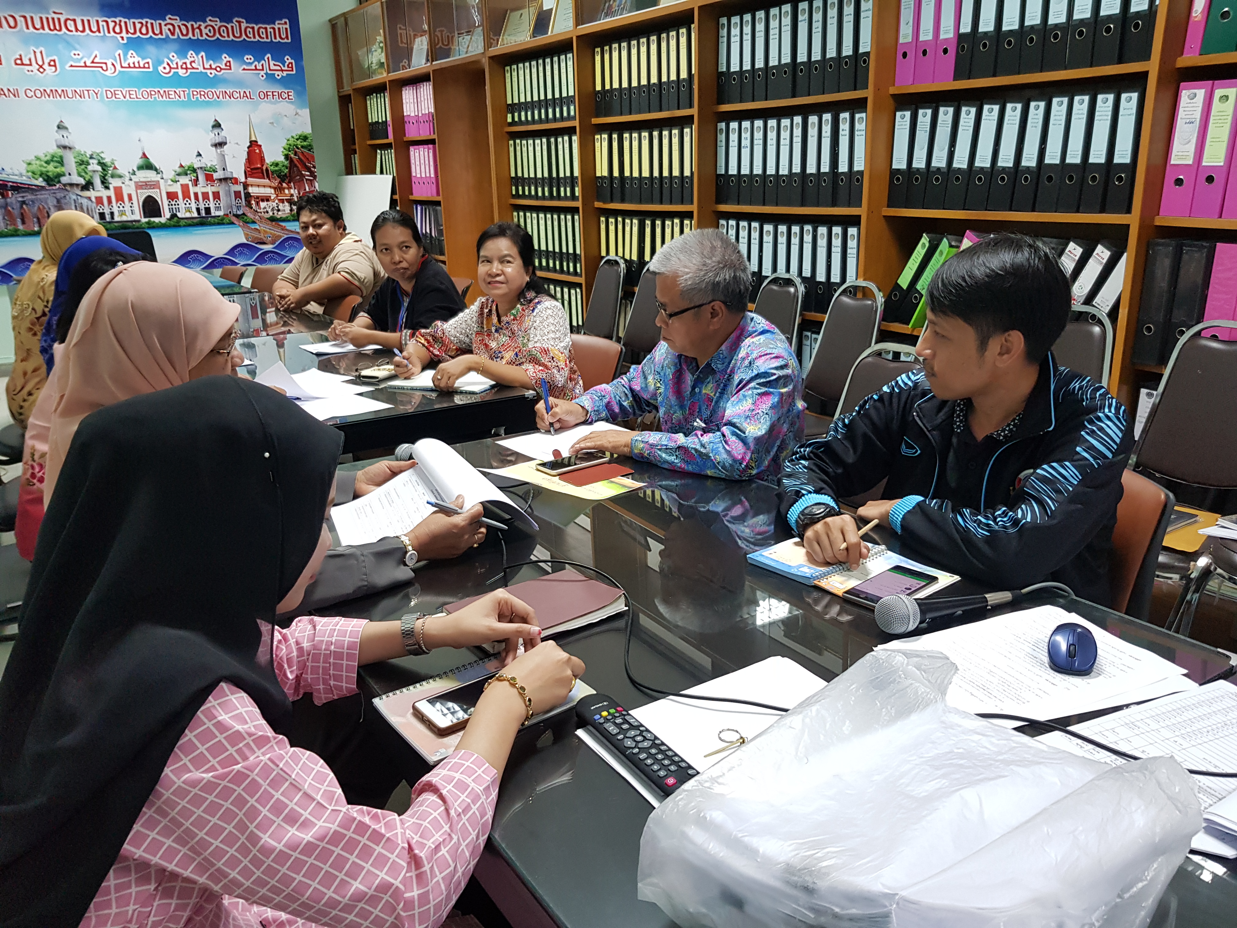 รับฟังการประชุมทางไกลจากกรมการพัฒนาชุมชน ผ่านระบบคอนเฟอร์เรนซ์