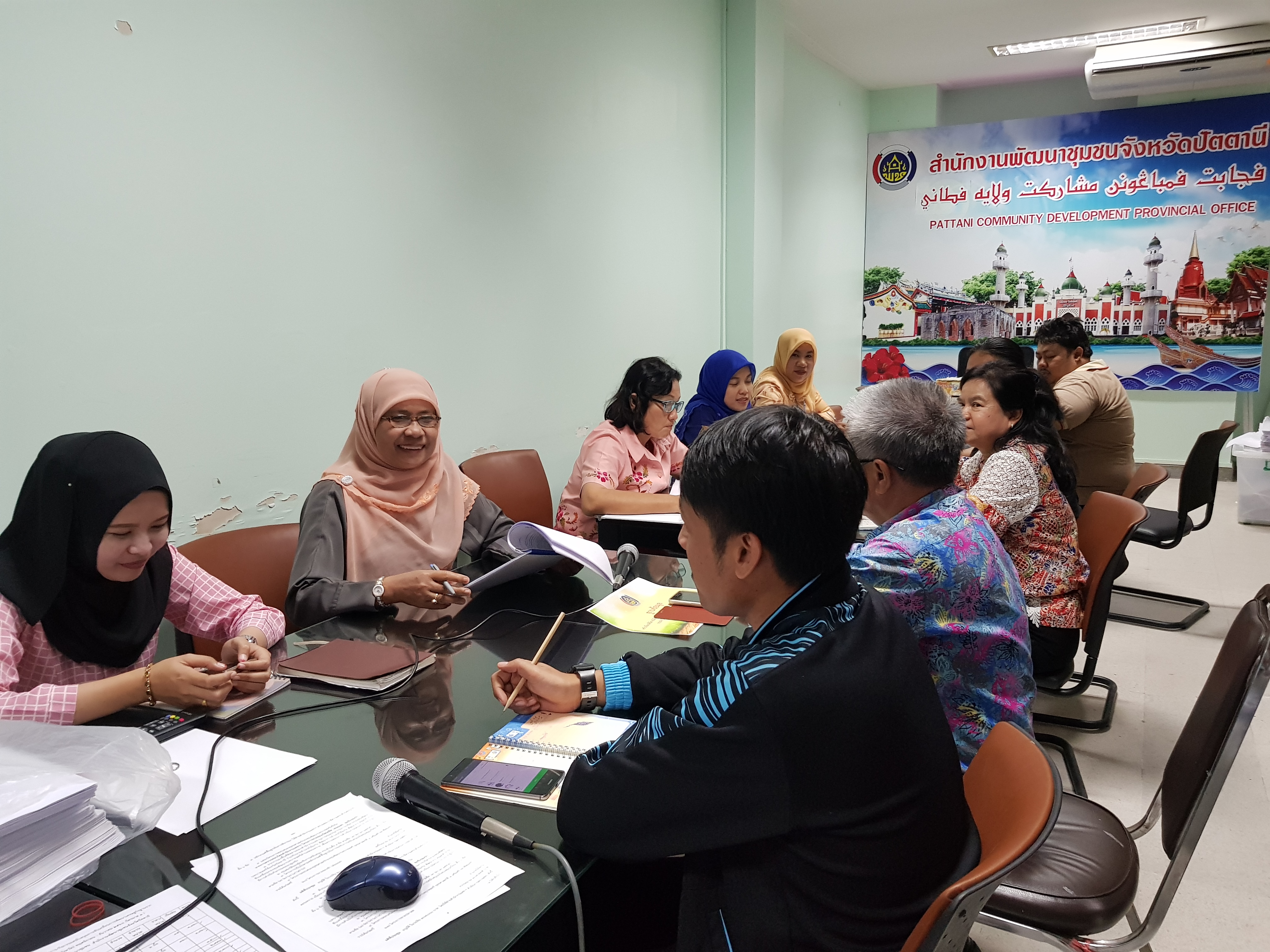 รับฟังการประชุมทางไกลจากกรมการพัฒนาชุมชน ผ่านระบบคอนเฟอร์เรนซ์