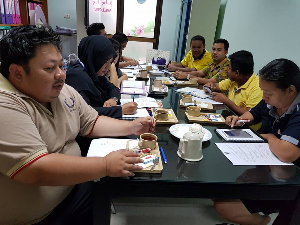 พช.จังหวัดปัตตานี ประชุมมอร์นิ่งบรีฟของทุกสัปดาห์ เพื่อสรุปงานและวางแผนการดำเนินงานพัฒนาชุมชนตามยุทธศาสตร์กรมการพัฒนาชุมชนและยุทธศาสตร์จังหวัดปัตตานี