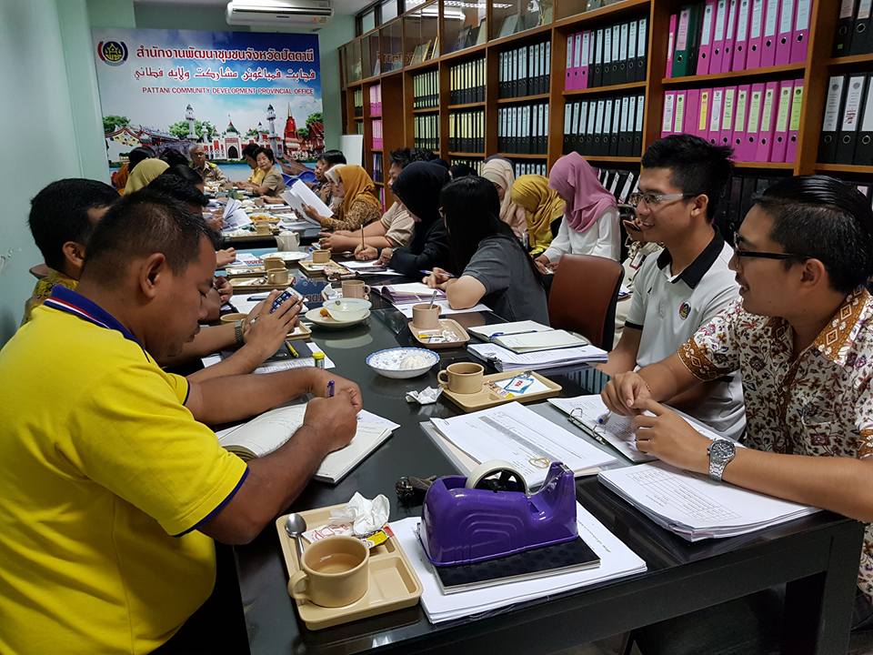 พช.จังหวัดปัตตานี ประชุมมอร์นิ่งบรีฟของทุกสัปดาห์ เพื่อสรุปงานและวางแผนการดำเนินงานพัฒนาชุมชนตามยุทธศาสตร์กรมการพัฒนาชุมชนและยุทธศาสตร์จังหวัดปัตตานี