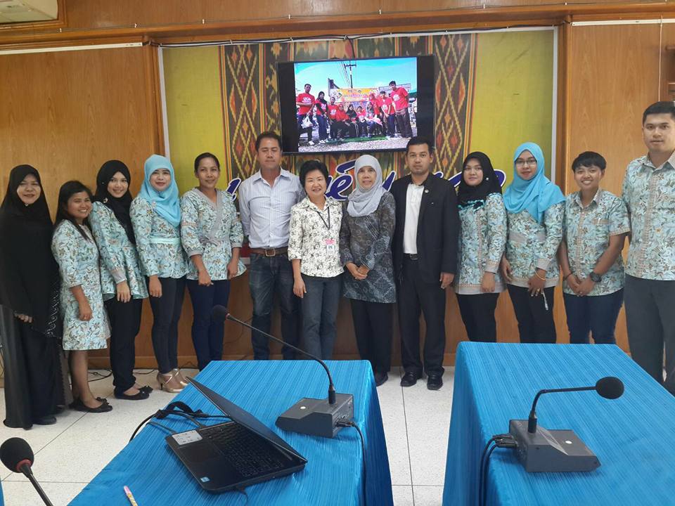 นางสาวสุนีย์ นวจินดาพันธุ์ รักษาการในตำแหน่ง หัวหน้ากลุ่มงานยุทธศาสตร์การพัฒนาชุมชน พร้อมด้วย นางสาวพนิดา เล๊าะนะ นักวิชาการพัฒนาชุมชนชำนาญการ กลุ่มงานยุทธศาสตร์การพัฒนาชุมชน และ นายภีรวัฒน์ จันทร์ดิษฐ์วงศ์ นักวิชาการพัฒนาชุมชนชำนาญการ กลุ่มงานส่งเสริมการพัฒนาชุมชน นิเทศงานในพื้นที่อำเภอมายอและอำเภอยะรังโดยมีทีมงานฯ