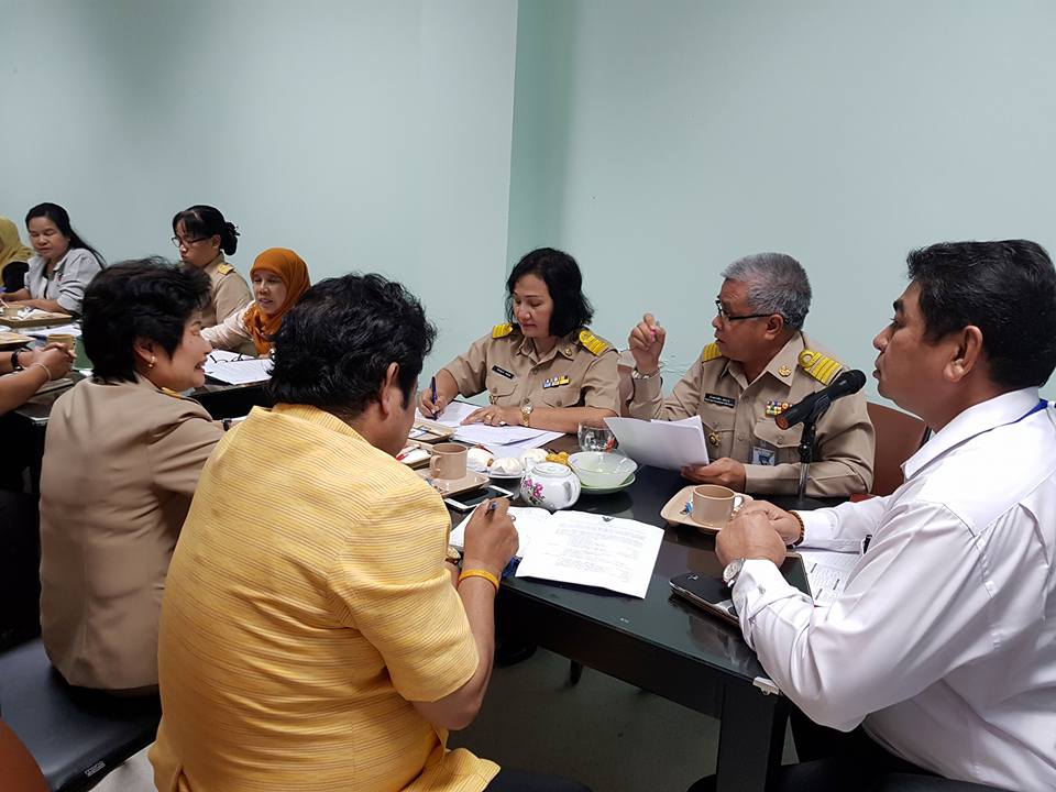 พช.จังหวัดปัตตานี ประชุมมอร์นิ่งบรีฟของทุกสัปดาห์ เพื่อสรุปงานและวางแผนการดำเนินงานพัฒนาชุมชนตามยุทธศาสตร์กรมการพัฒนาชุมชนและยุทธศาสตร์จังหวัดปัตตานี