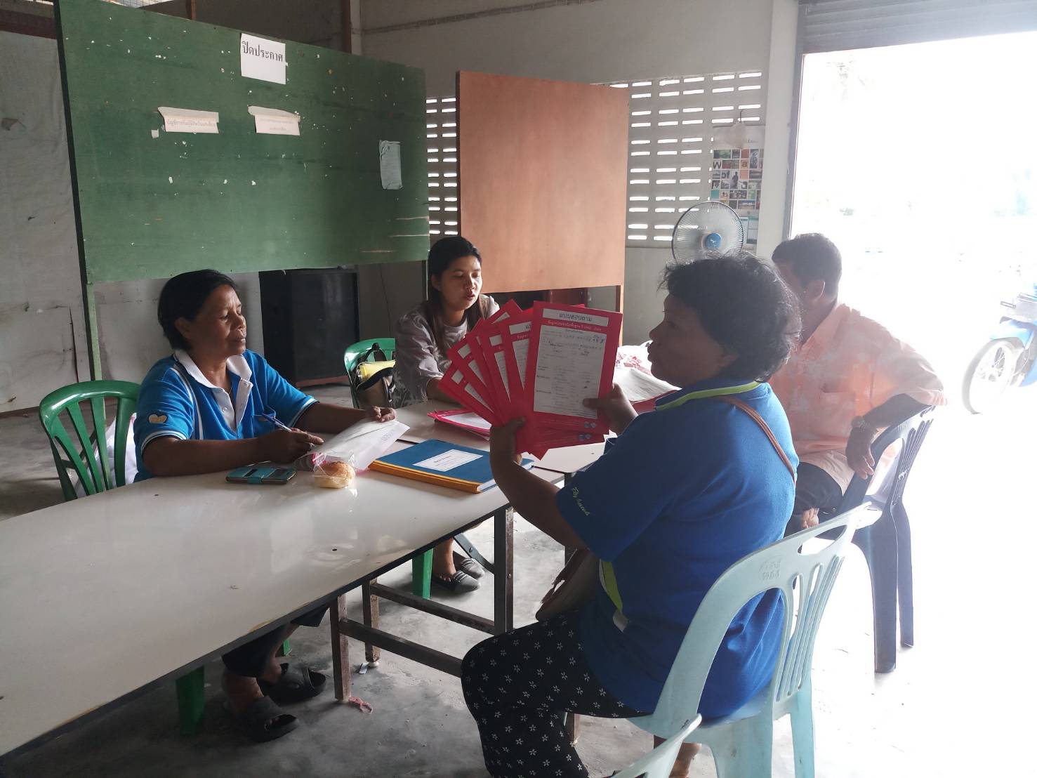 พัฒนากรอำเภอปะนาเระ ติดตามและตรวจสอบความถูกต้องในการจัดเก็บข้อมูลความจำเป็นพื้นฐาน (จปฐ.) ปี 2561