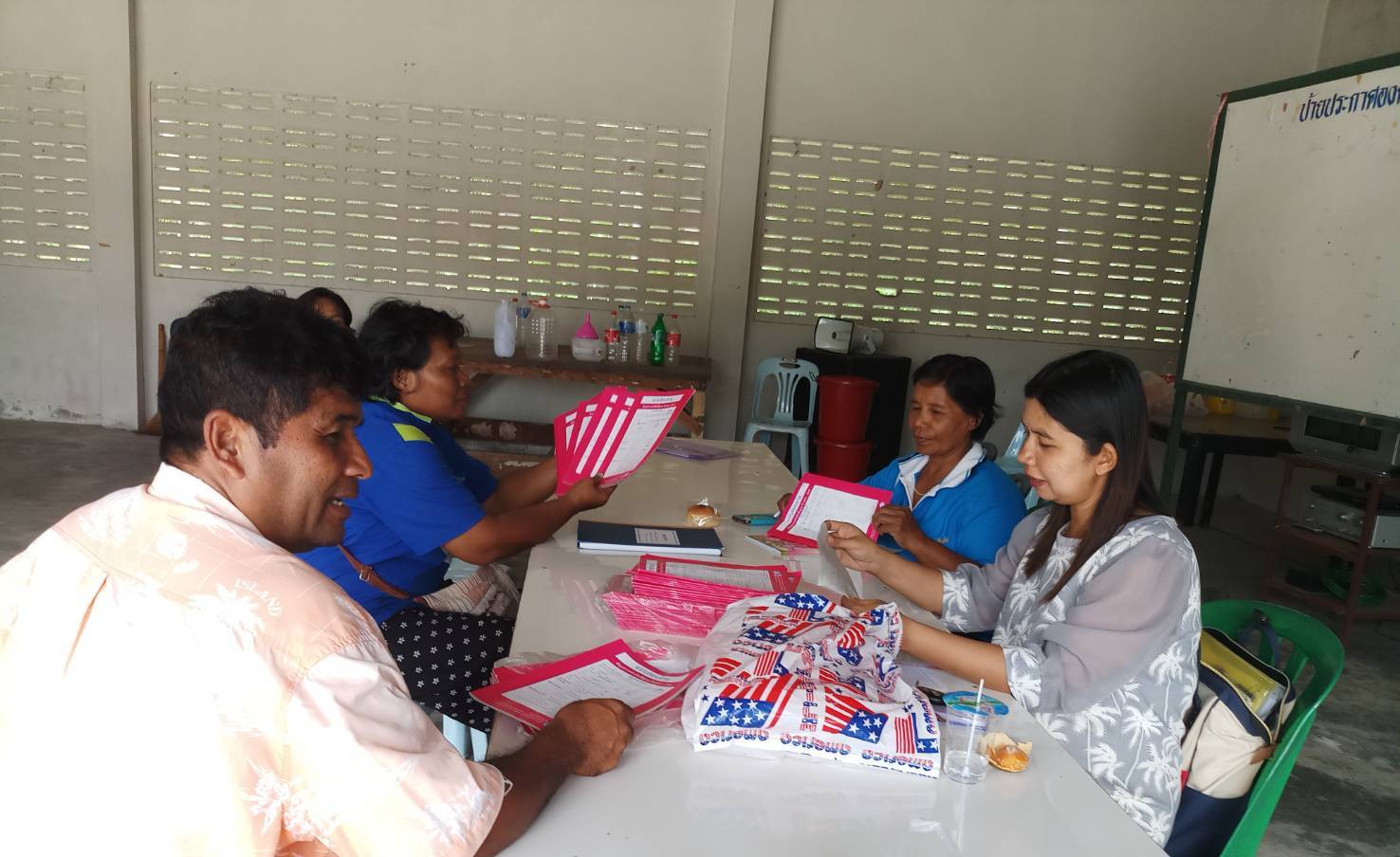 พัฒนากรอำเภอปะนาเระ ติดตามและตรวจสอบความถูกต้องในการจัดเก็บข้อมูลความจำเป็นพื้นฐาน (จปฐ.) ปี 2561