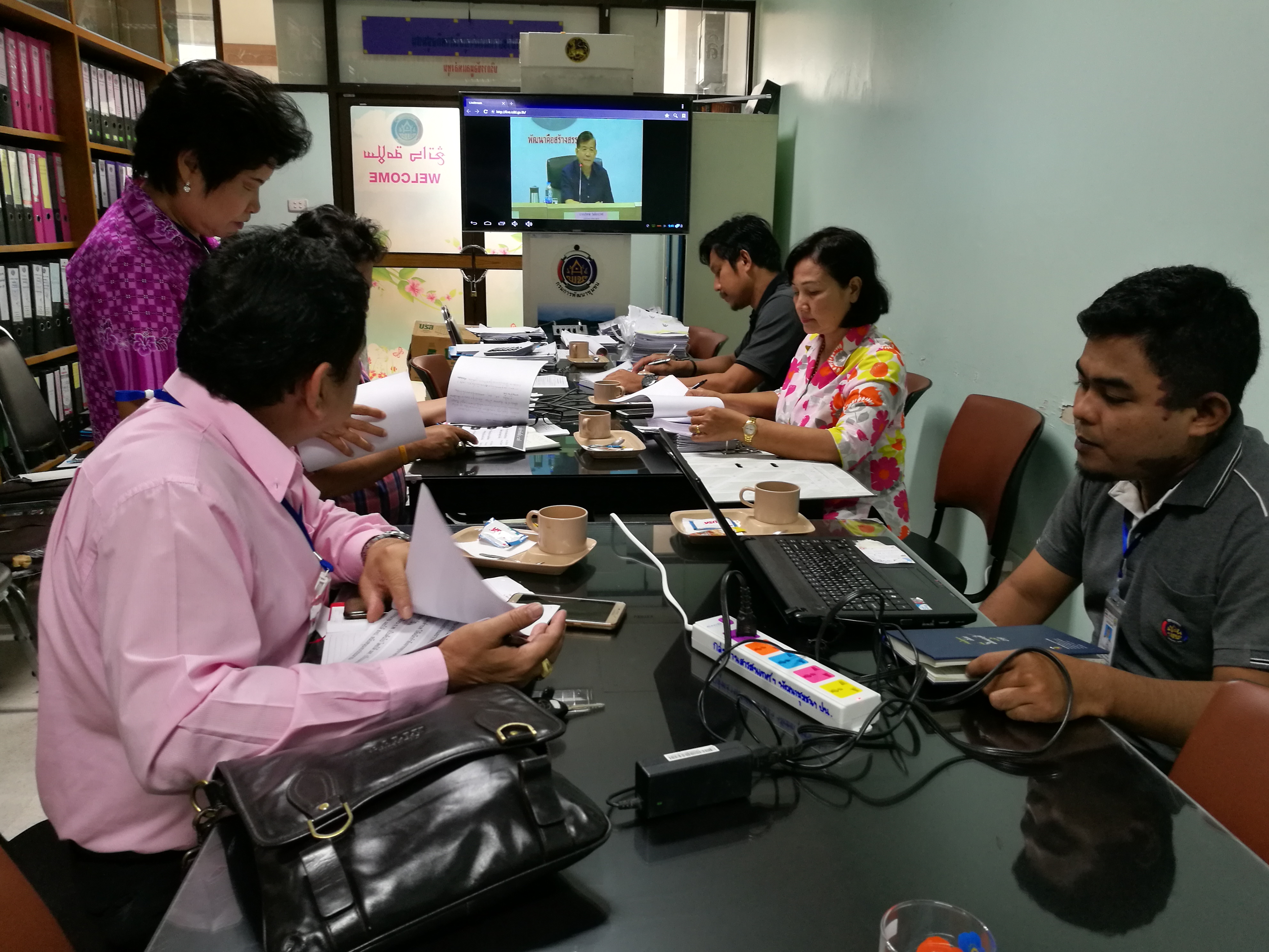 รับฟังการประชุมทางไกลจากกรมการพัฒนาชุมชน ผ่านระบบคอนเฟอร์เรนซ์