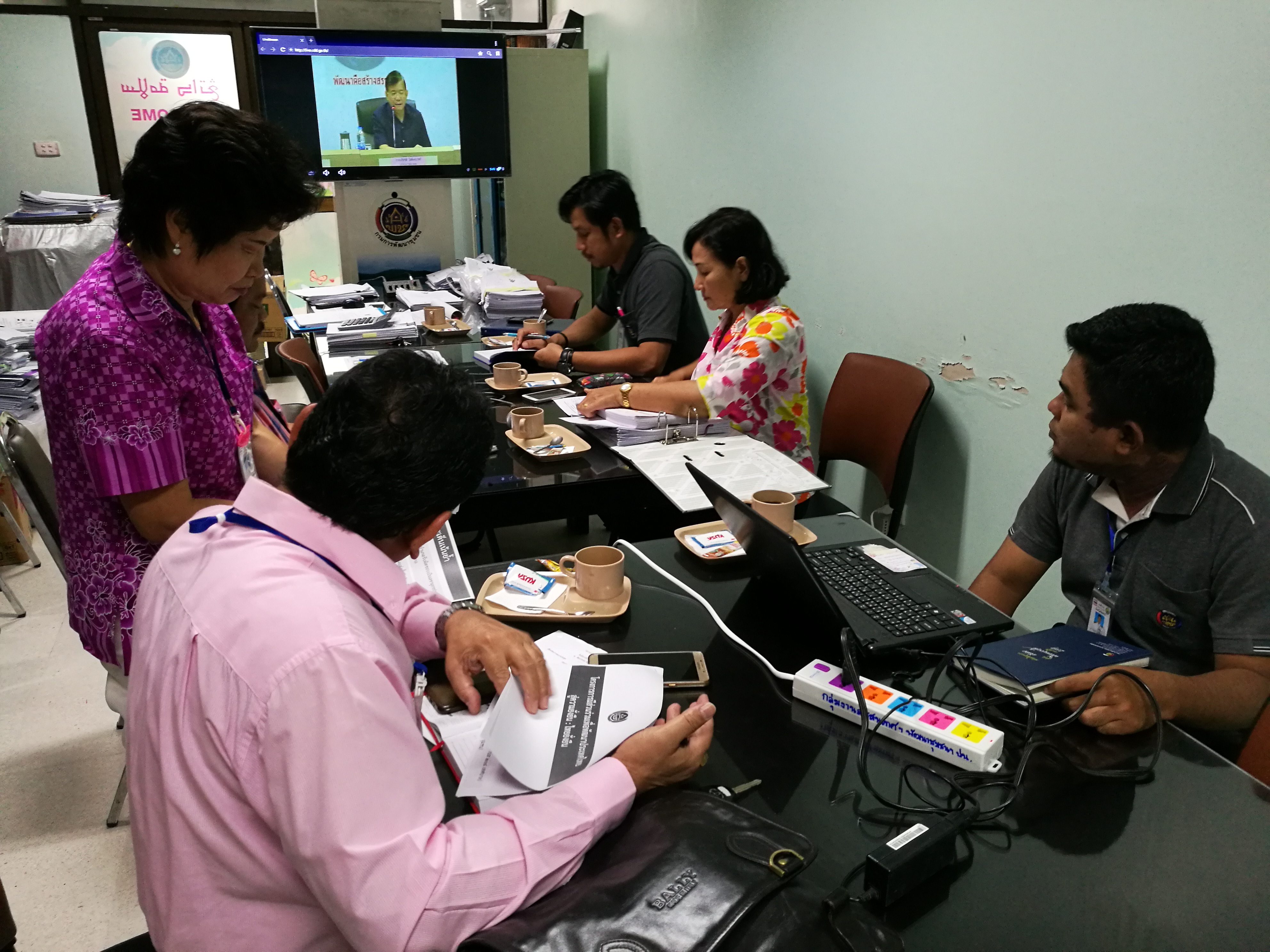 รับฟังการประชุมทางไกลจากกรมการพัฒนาชุมชน ผ่านระบบคอนเฟอร์เรนซ์