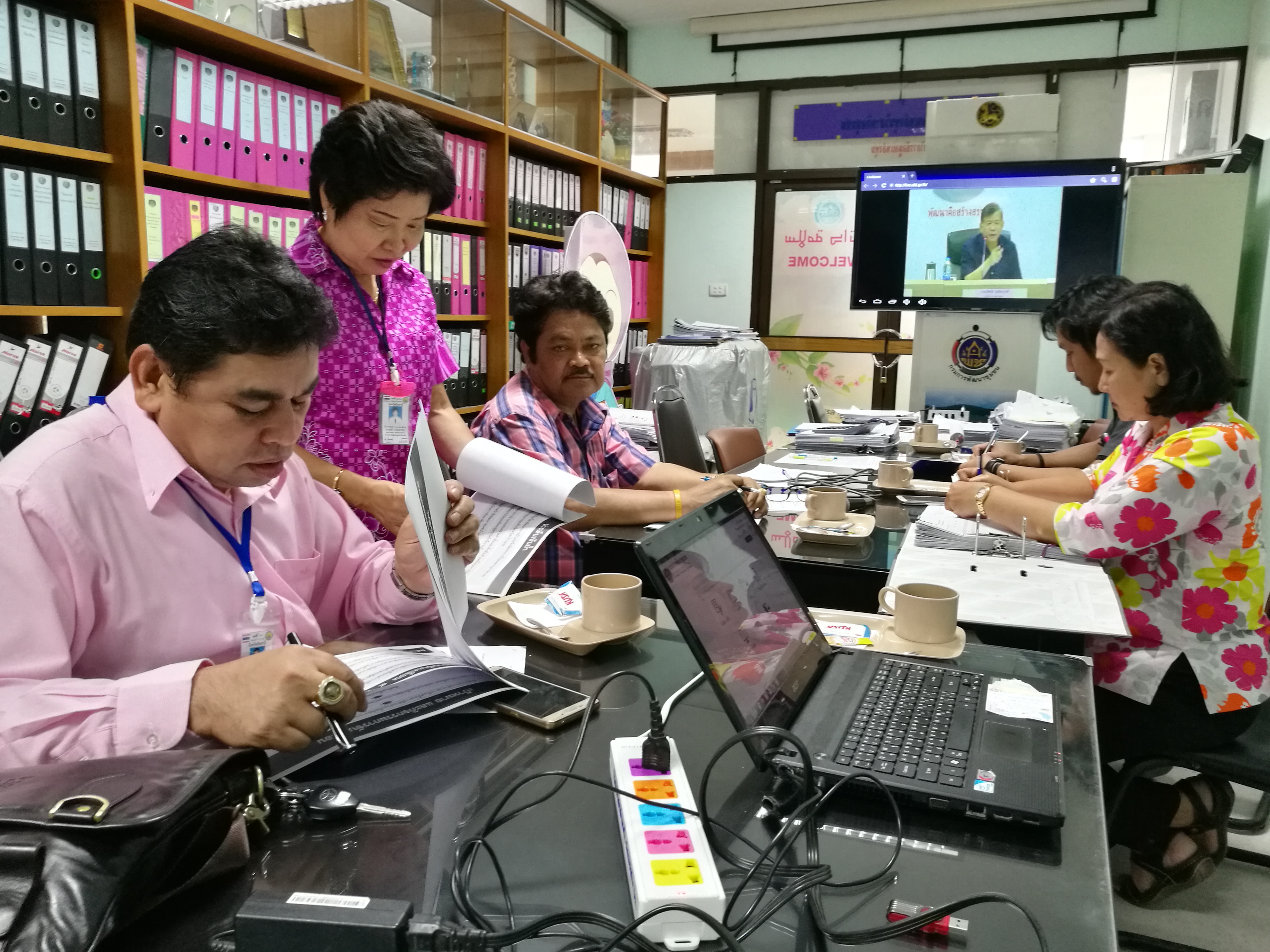 รับฟังการประชุมทางไกลจากกรมการพัฒนาชุมชน ผ่านระบบคอนเฟอร์เรนซ์