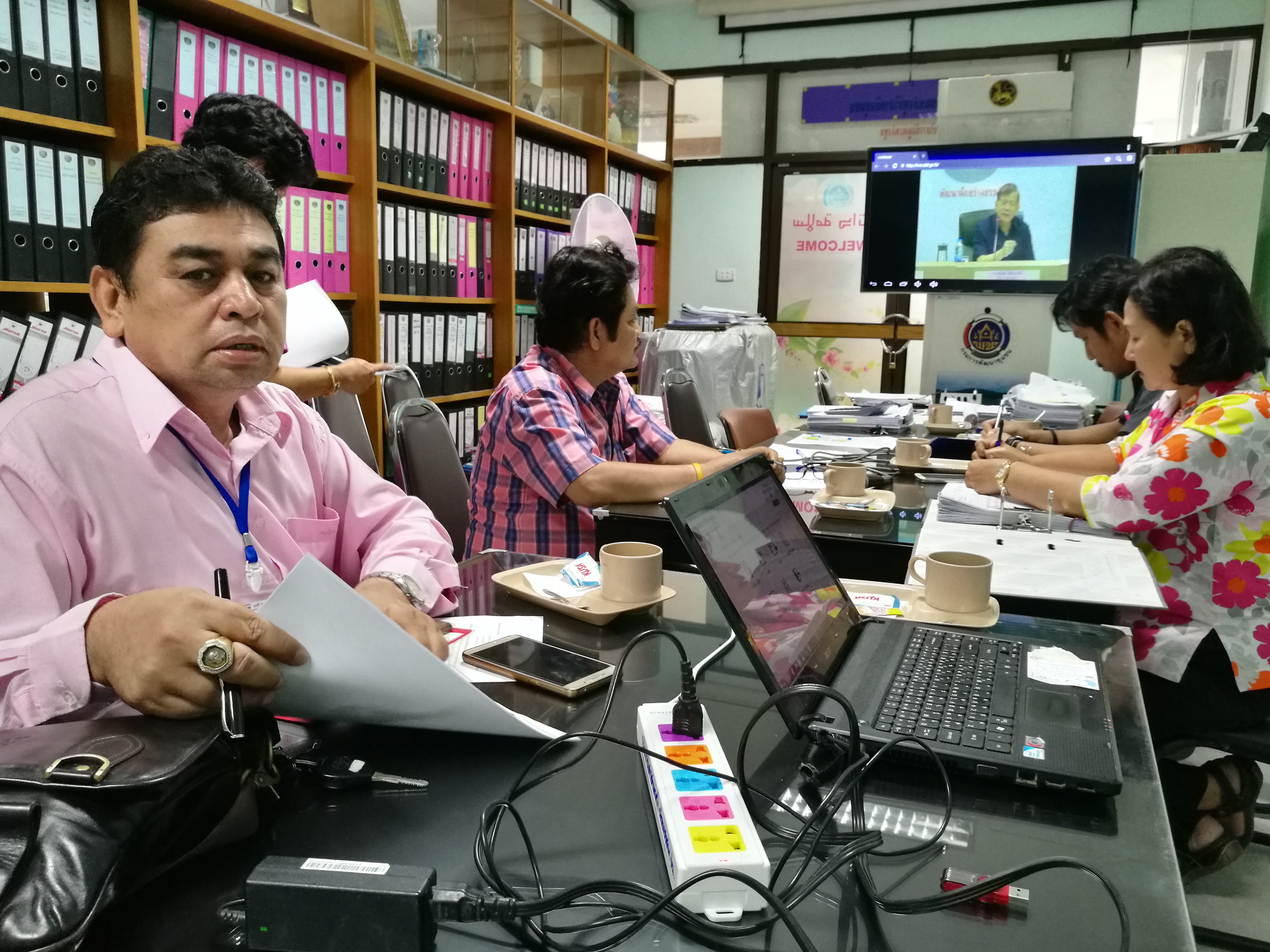 รับฟังการประชุมทางไกลจากกรมการพัฒนาชุมชน ผ่านระบบคอนเฟอร์เรนซ์