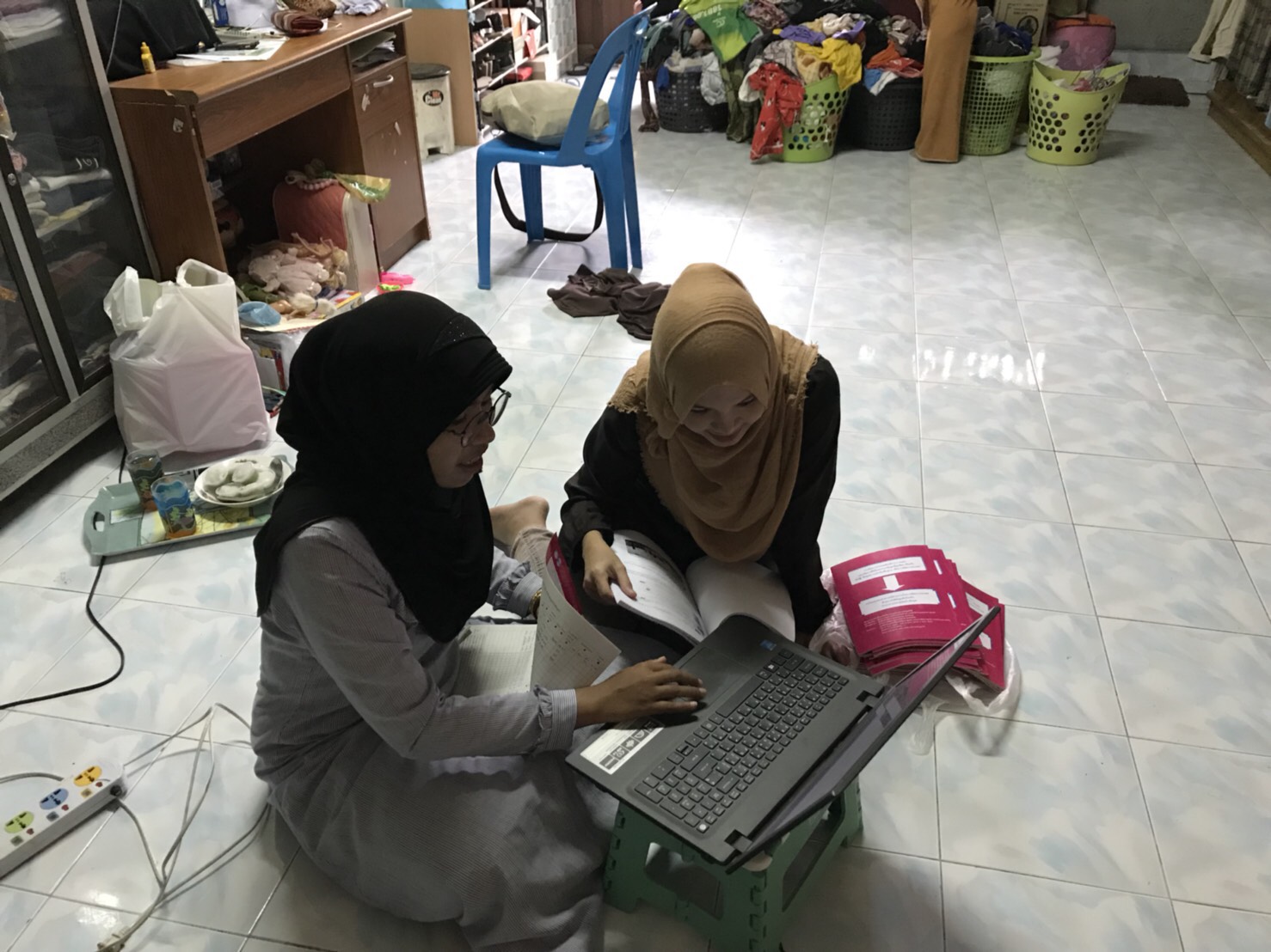 พัฒนากร ต.กระหวะ อ.มายอ จ.ปัตตานี ติดตามและให้คำแนะนำเกี่ยวกับการบันทึกข้อมูลความจำเป็นพื้นฐาน(จปฐ.) ปี 2561