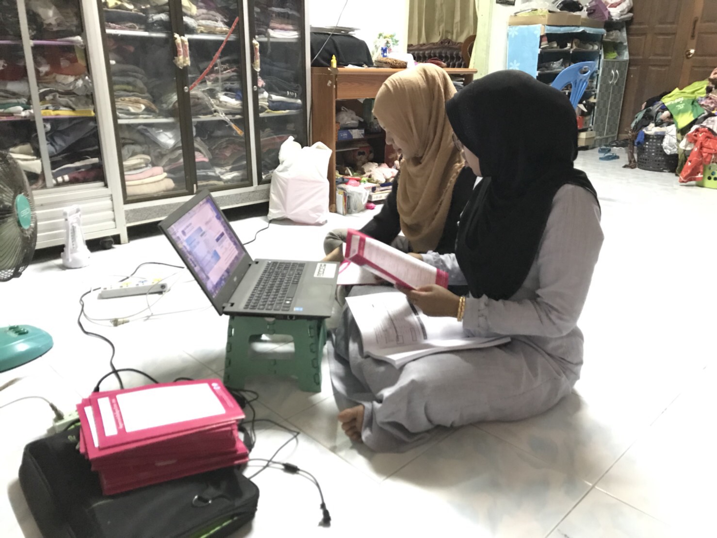 พัฒนากร ต.กระหวะ อ.มายอ จ.ปัตตานี ติดตามและให้คำแนะนำเกี่ยวกับการบันทึกข้อมูลความจำเป็นพื้นฐาน(จปฐ.) ปี 2561