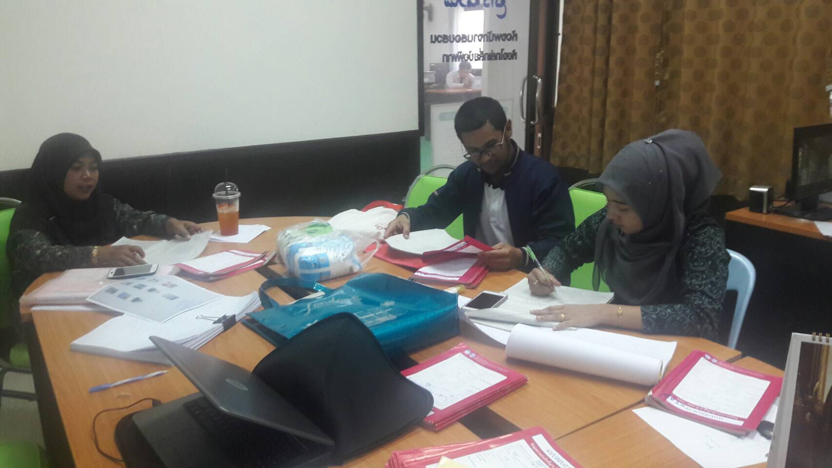 พัฒนากร อ.กะพ้อ ติดตามและให้คำแนะนำเกี่ยวกับการบันทึกข้อมูลความจำเป็นพื้นฐาน(จปฐ.) ปี 2561