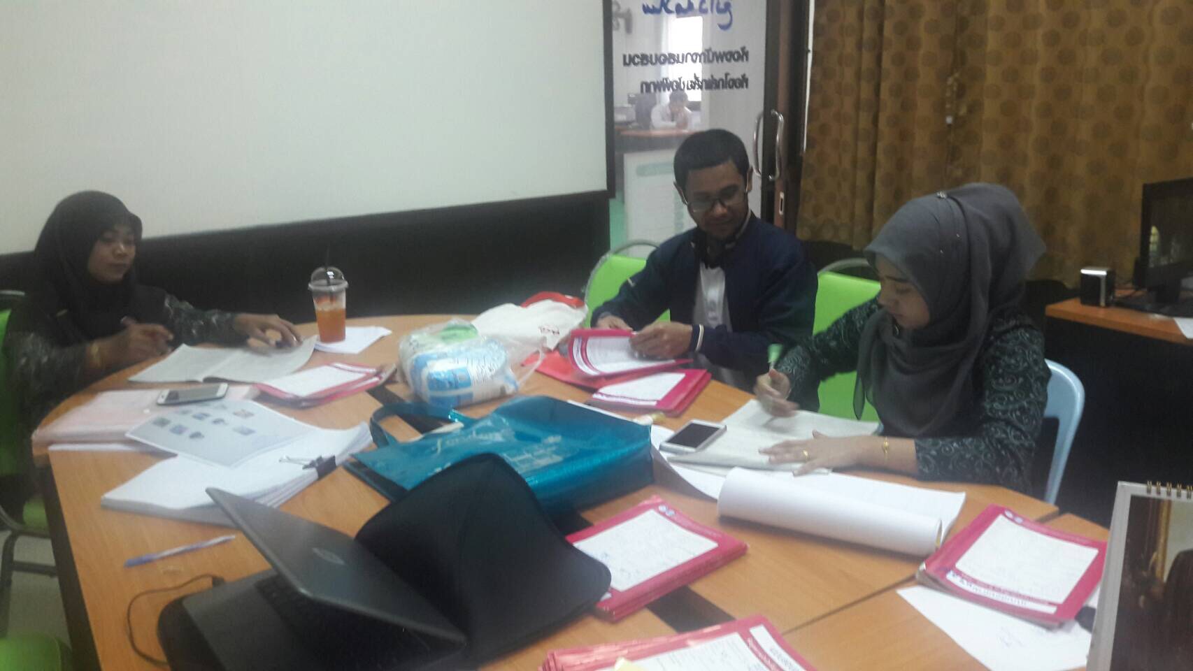 พัฒนากร อ.กะพ้อ ติดตามและให้คำแนะนำเกี่ยวกับการบันทึกข้อมูลความจำเป็นพื้นฐาน(จปฐ.) ปี 2561