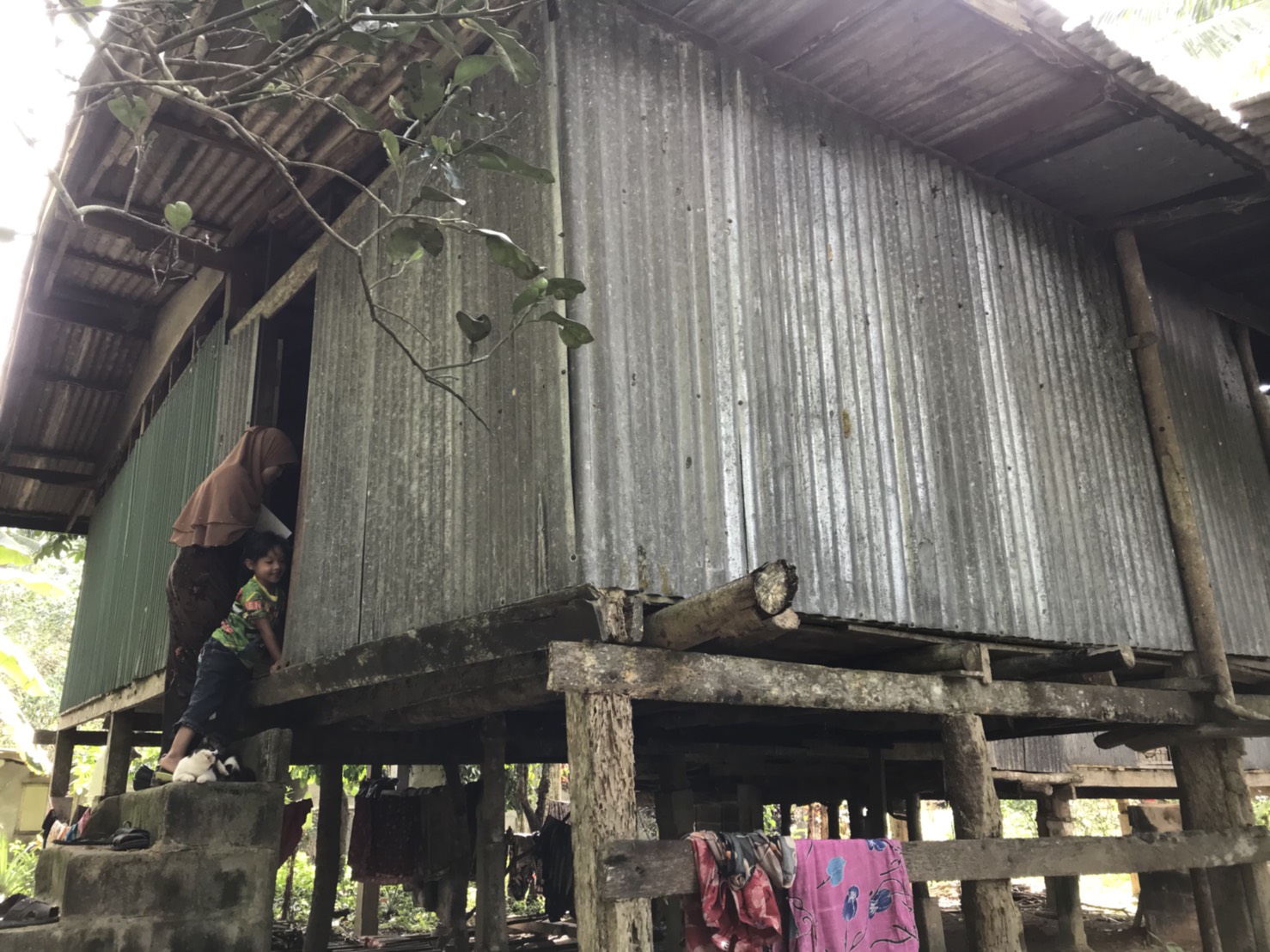 พัฒนาการอำเภอแม่ลาน พร้อมด้วยเจ้าหน้าที่พัฒนาชุมชน ส่งมอบของขวัญจากผู้อุปการะเด็ก กองทุนพัฒนาเด็กชนบทในพระราชูปถัมภ์สมเด็จพระเทพรัตนราชสุดาฯ และติดตามการดำเนินงานในพื้นที่