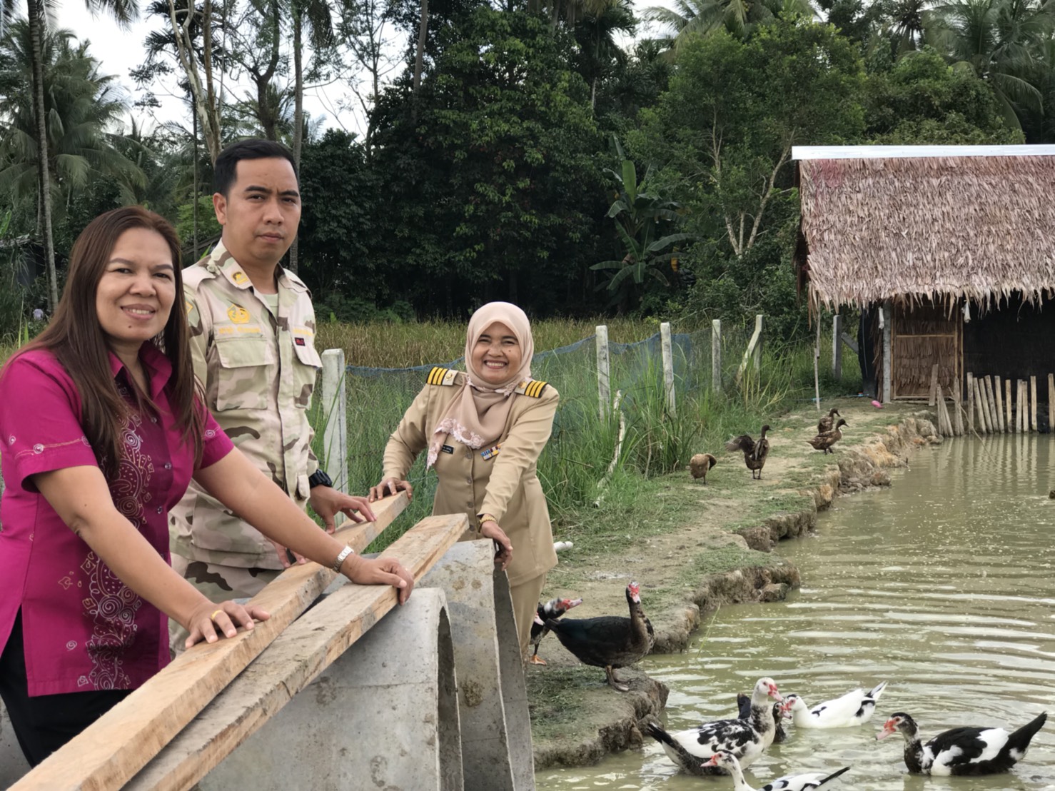 พัฒนาการอำเภอแม่ลาน พร้อมด้วยเจ้าหน้าที่พัฒนาชุมชน ส่งมอบของขวัญจากผู้อุปการะเด็ก กองทุนพัฒนาเด็กชนบทในพระราชูปถัมภ์สมเด็จพระเทพรัตนราชสุดาฯ และติดตามการดำเนินงานในพื้นที่