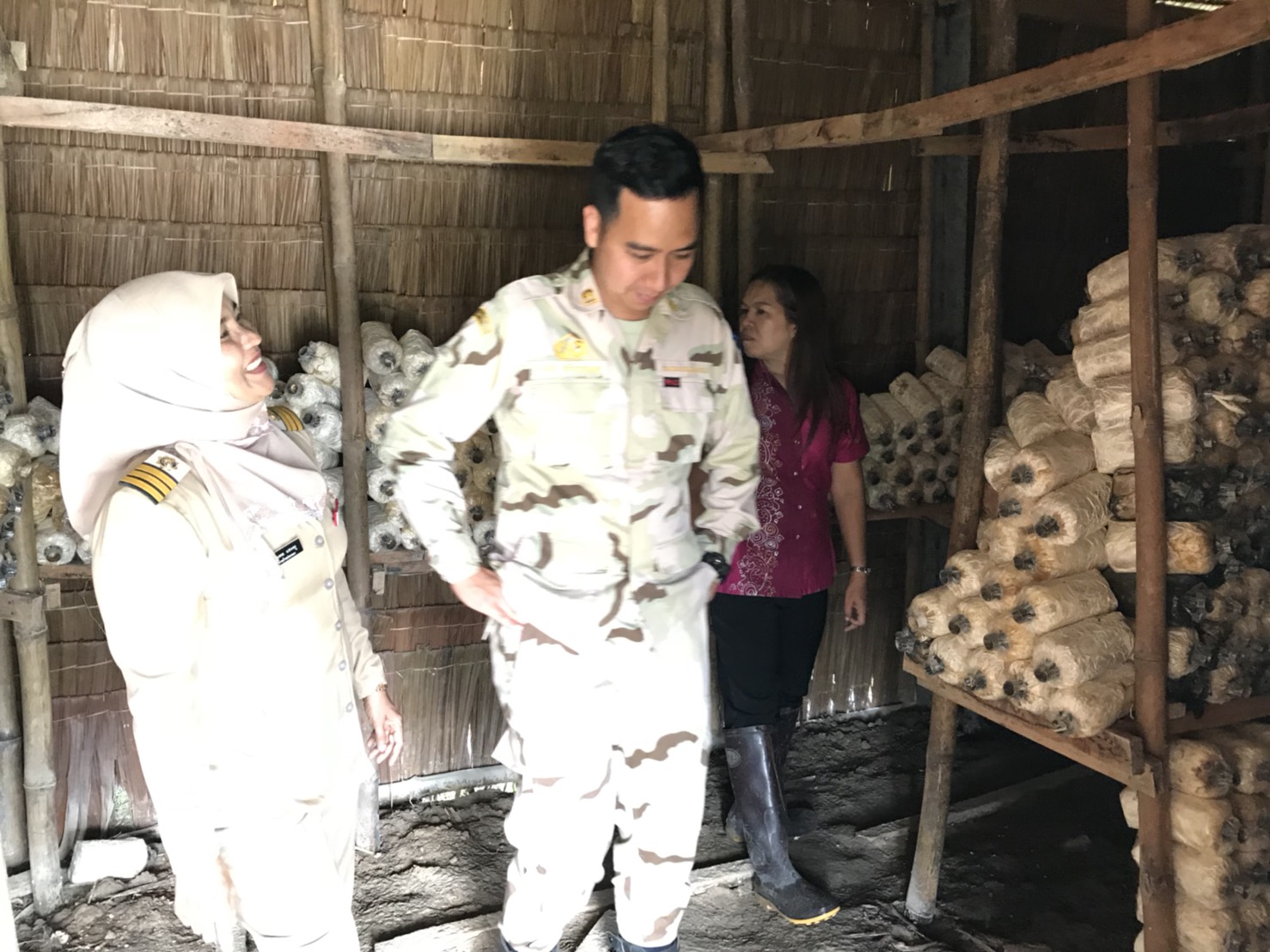 พัฒนาการอำเภอแม่ลาน พร้อมด้วยเจ้าหน้าที่พัฒนาชุมชน ส่งมอบของขวัญจากผู้อุปการะเด็ก กองทุนพัฒนาเด็กชนบทในพระราชูปถัมภ์สมเด็จพระเทพรัตนราชสุดาฯ และติดตามการดำเนินงานในพื้นที่