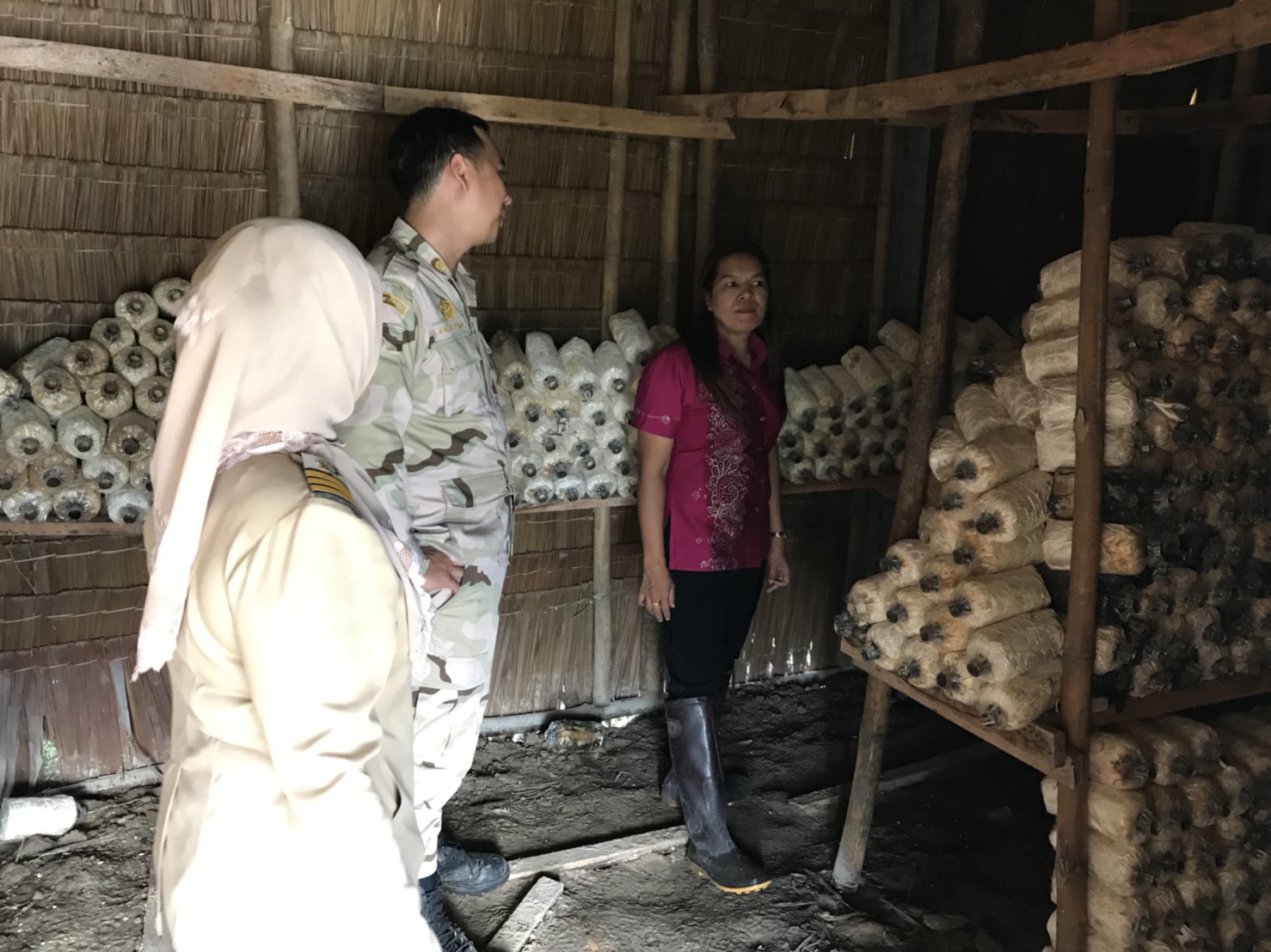 พัฒนาการอำเภอแม่ลาน พร้อมด้วยเจ้าหน้าที่พัฒนาชุมชน ส่งมอบของขวัญจากผู้อุปการะเด็ก กองทุนพัฒนาเด็กชนบทในพระราชูปถัมภ์สมเด็จพระเทพรัตนราชสุดาฯ และติดตามการดำเนินงานในพื้นที่