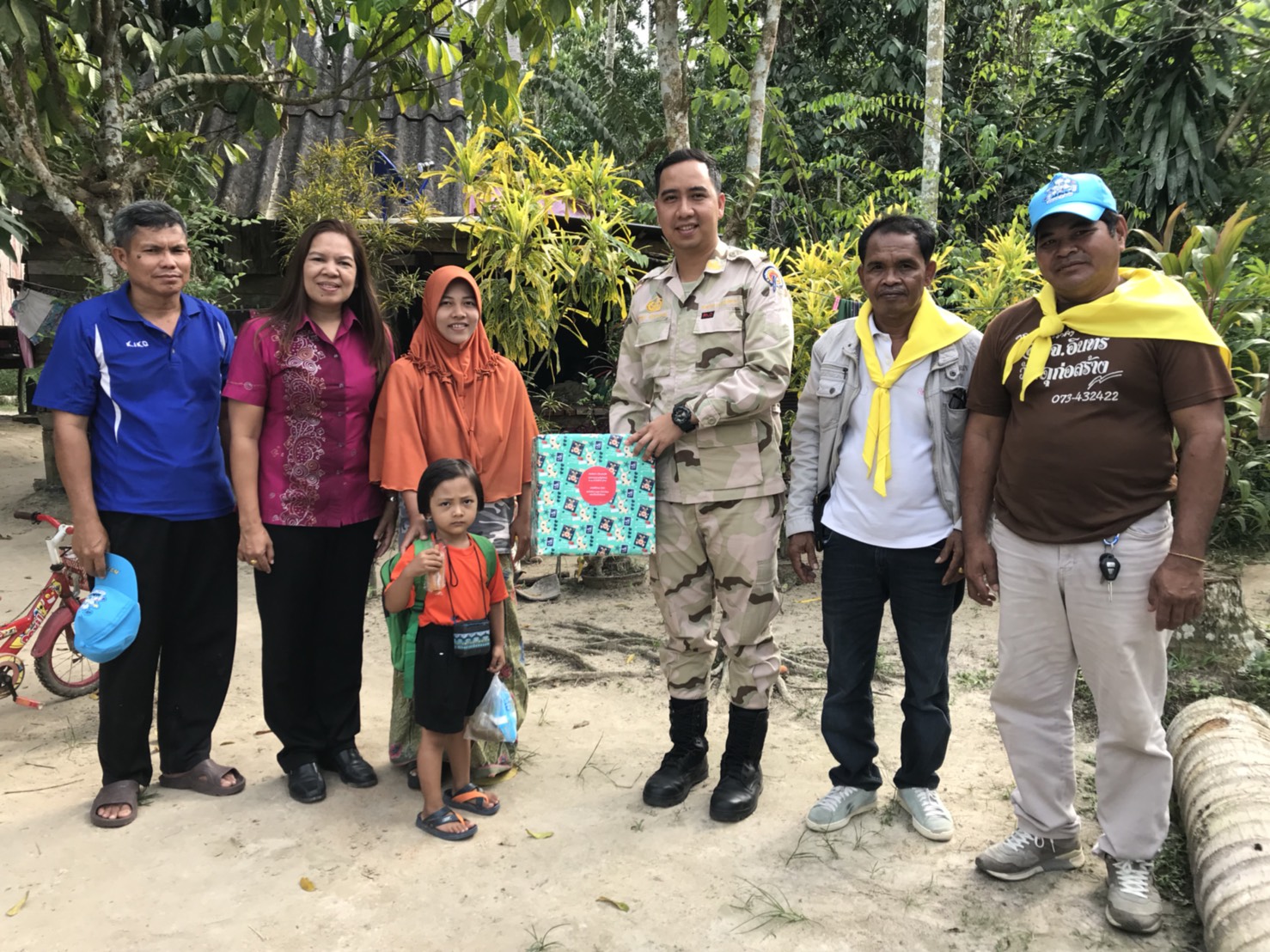 พัฒนาการอำเภอแม่ลาน พร้อมด้วยเจ้าหน้าที่พัฒนาชุมชน ส่งมอบของขวัญจากผู้อุปการะเด็ก กองทุนพัฒนาเด็กชนบทในพระราชูปถัมภ์สมเด็จพระเทพรัตนราชสุดาฯ และติดตามการดำเนินงานในพื้นที่