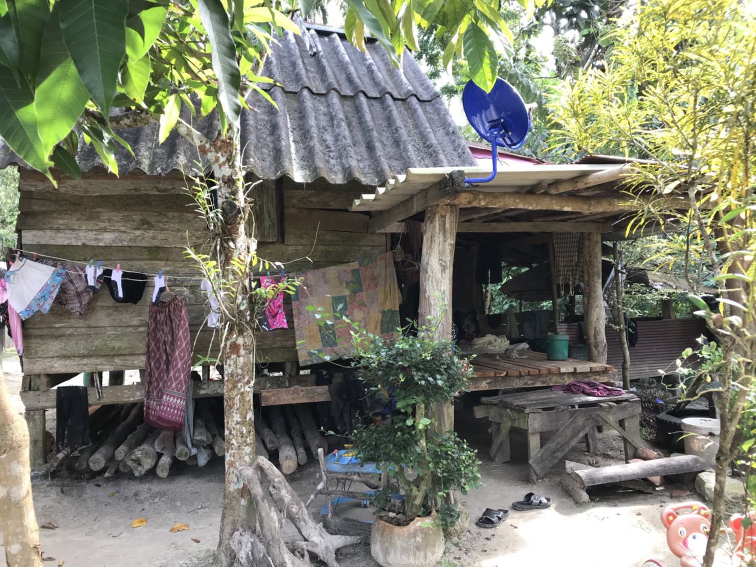 พัฒนาการอำเภอแม่ลาน พร้อมด้วยเจ้าหน้าที่พัฒนาชุมชน ส่งมอบของขวัญจากผู้อุปการะเด็ก กองทุนพัฒนาเด็กชนบทในพระราชูปถัมภ์สมเด็จพระเทพรัตนราชสุดาฯ และติดตามการดำเนินงานในพื้นที่