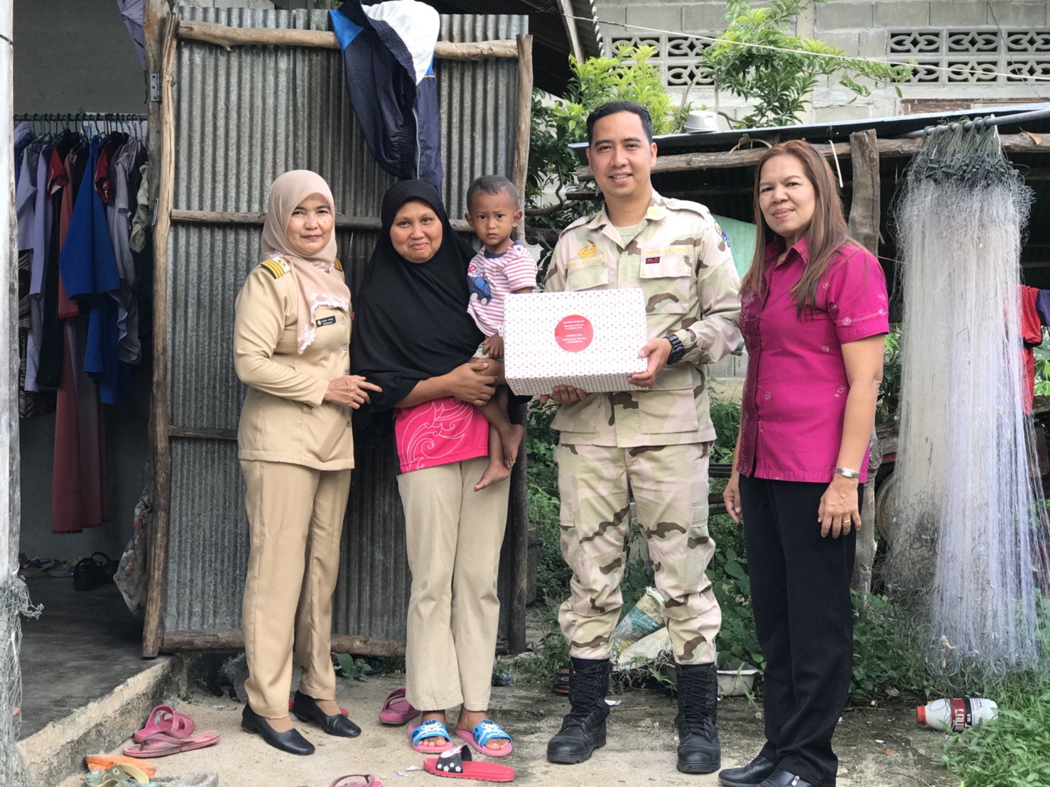 พัฒนาการอำเภอแม่ลาน พร้อมด้วยเจ้าหน้าที่พัฒนาชุมชน ส่งมอบของขวัญจากผู้อุปการะเด็ก กองทุนพัฒนาเด็กชนบทในพระราชูปถัมภ์สมเด็จพระเทพรัตนราชสุดาฯ และติดตามการดำเนินงานในพื้นที่