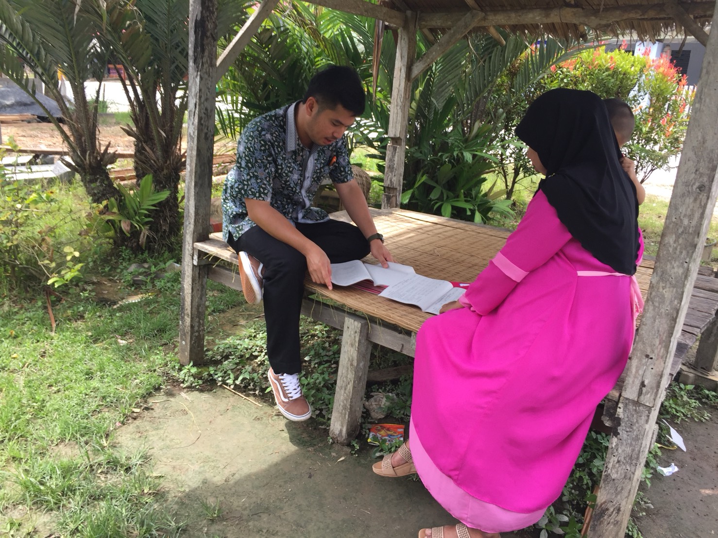 พัฒนากร อ.มายอ ติดตามและตรวจสอบความถูกต้องในการจัดเก็บข้อมูล จปฐ. ปี 61