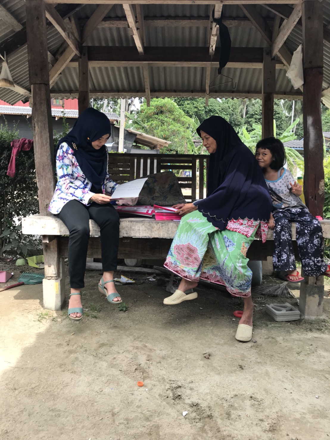 พัฒนากร อ.มายอ ติดตามและตรวจสอบความถูกต้องในการจัดเก็บข้อมูล จปฐ. ปี 61