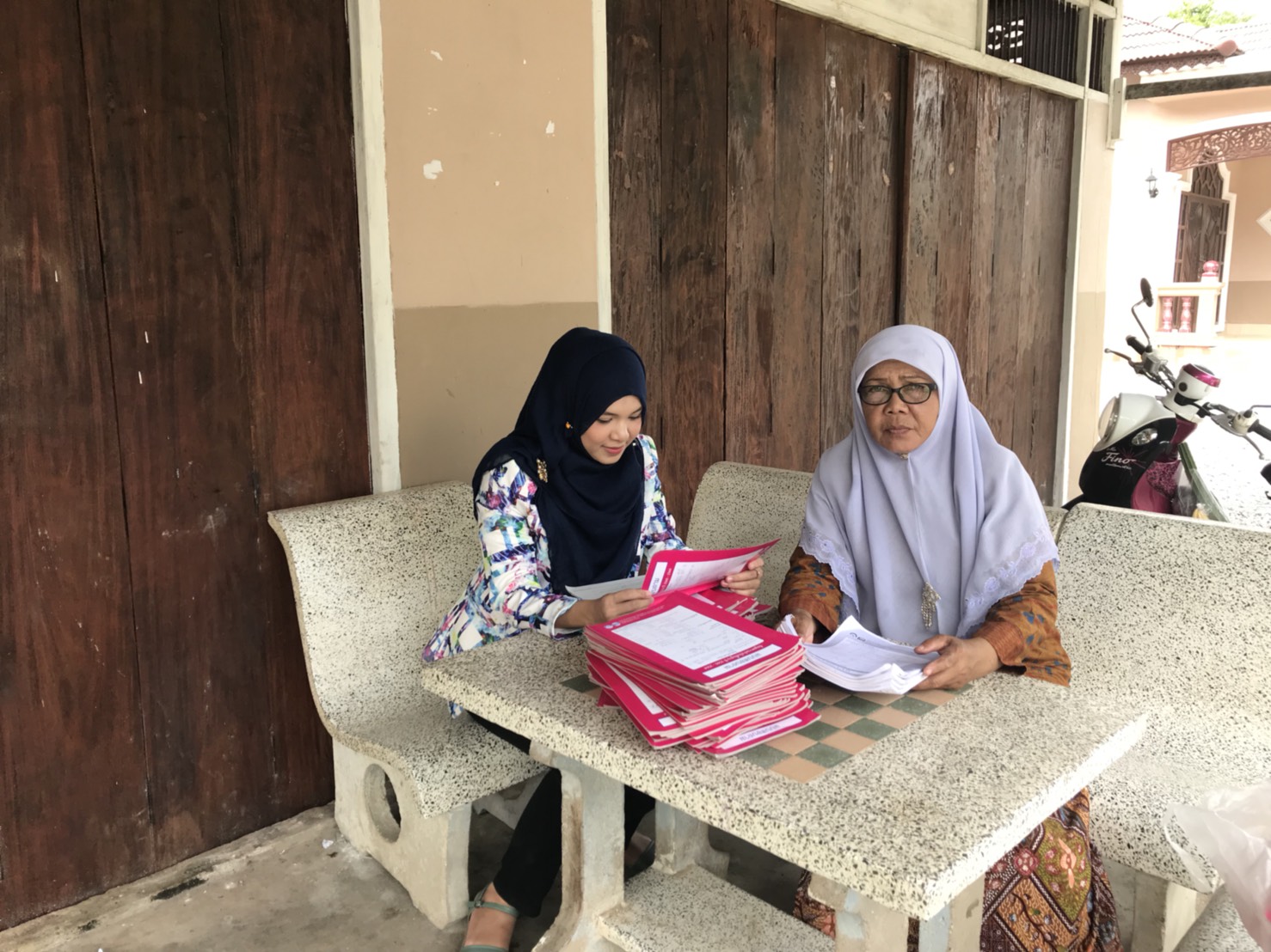 พัฒนากร อ.มายอ ติดตามและตรวจสอบความถูกต้องในการจัดเก็บข้อมูล จปฐ. ปี 61