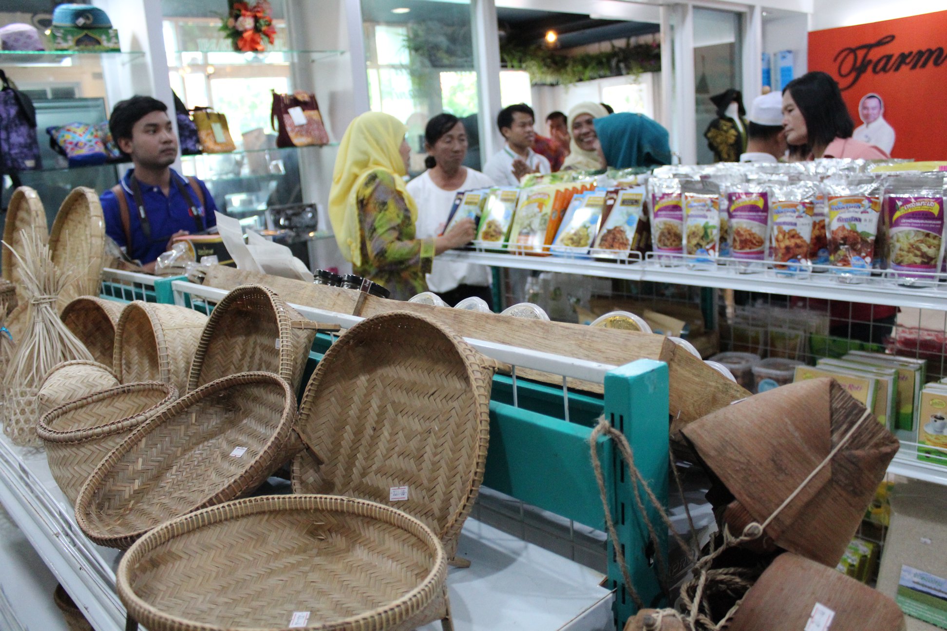 จังหวัดปัตตานี ร่วมกับพช.ปัตตานีและบ.ประชารัฐรักสามัคคีปัตตานี (วิสาหกิจเพื่อสังคม) จำกัด เปิดร้านฟาร์มเอาท์เลตอย่างเป็นทางการ