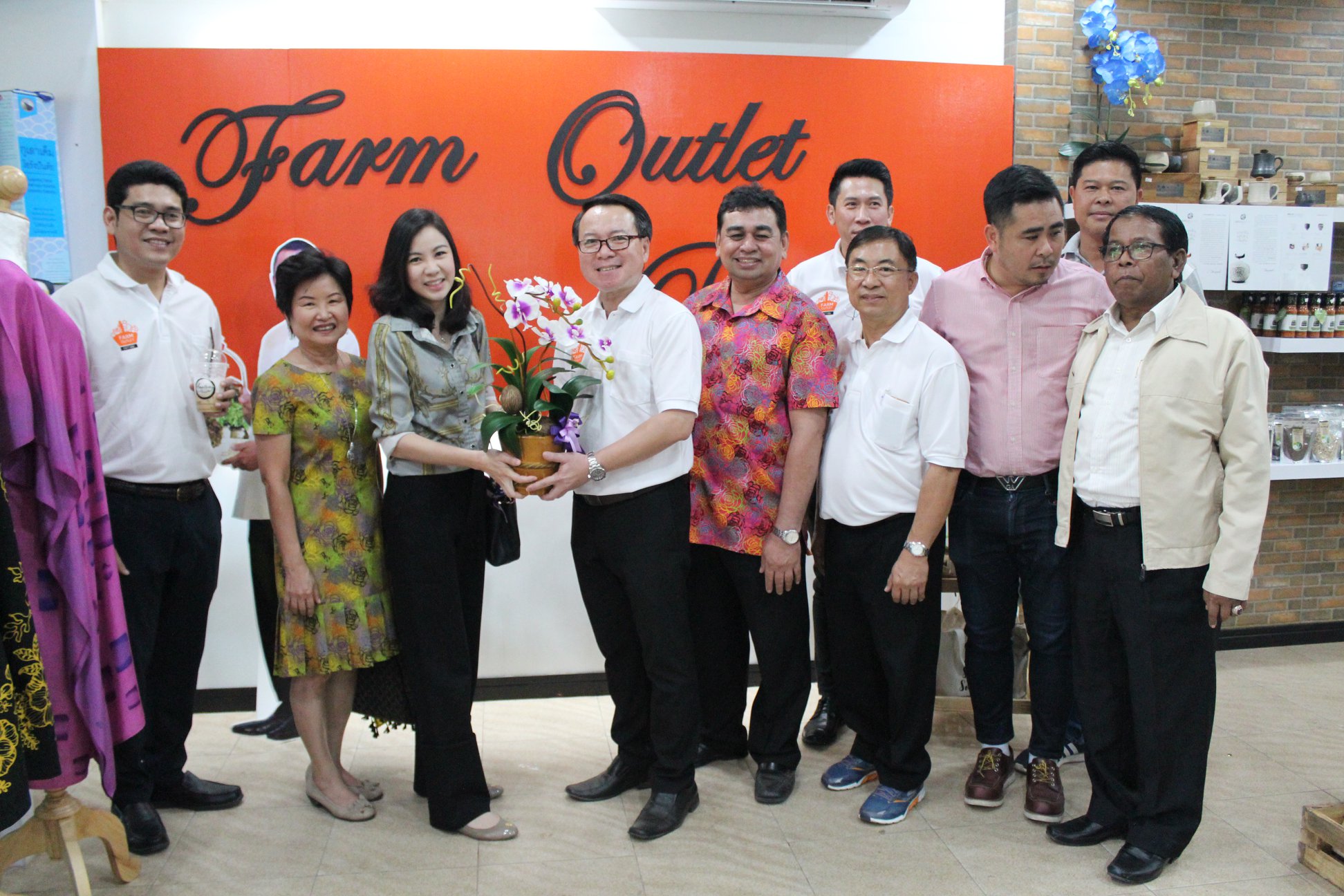 จังหวัดปัตตานี ร่วมกับพช.ปัตตานีและบ.ประชารัฐรักสามัคคีปัตตานี (วิสาหกิจเพื่อสังคม) จำกัด เปิดร้านฟาร์มเอาท์เลตอย่างเป็นทางการ