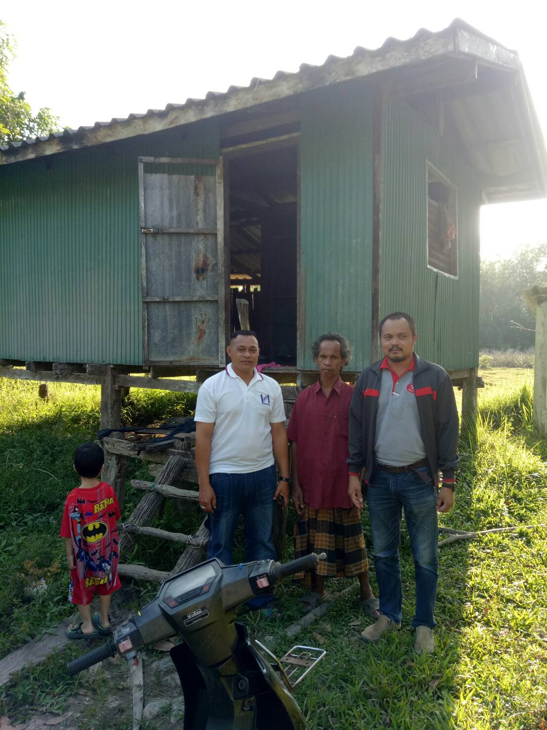 พัฒนากร ต.มะนังดาลำ อ.สายบุรี ปัตตานี เยี่ยมเยียนครัวเรือนที่ตกเกณฑ์ จปฐ.ปี 2560