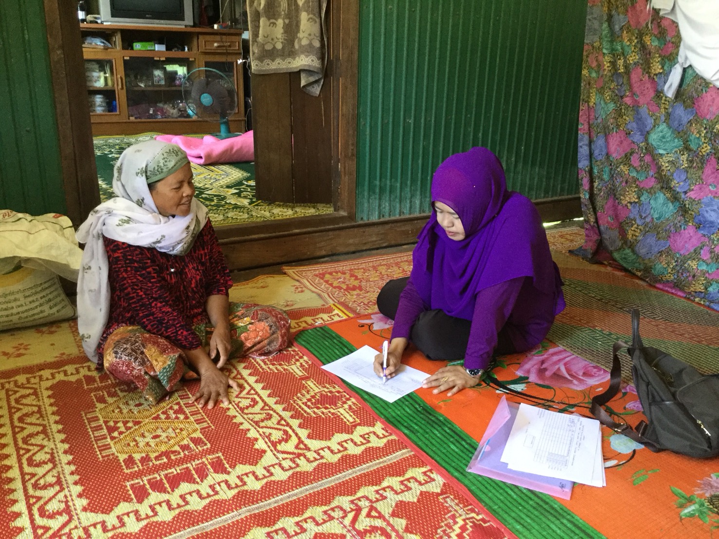 สพอ.ยะรัง จ.ปัตตานี ลงพื้นที่เยี่ยมเยียนครัวเรือนตกเกณฑ์ จปฐ. ปี 2560