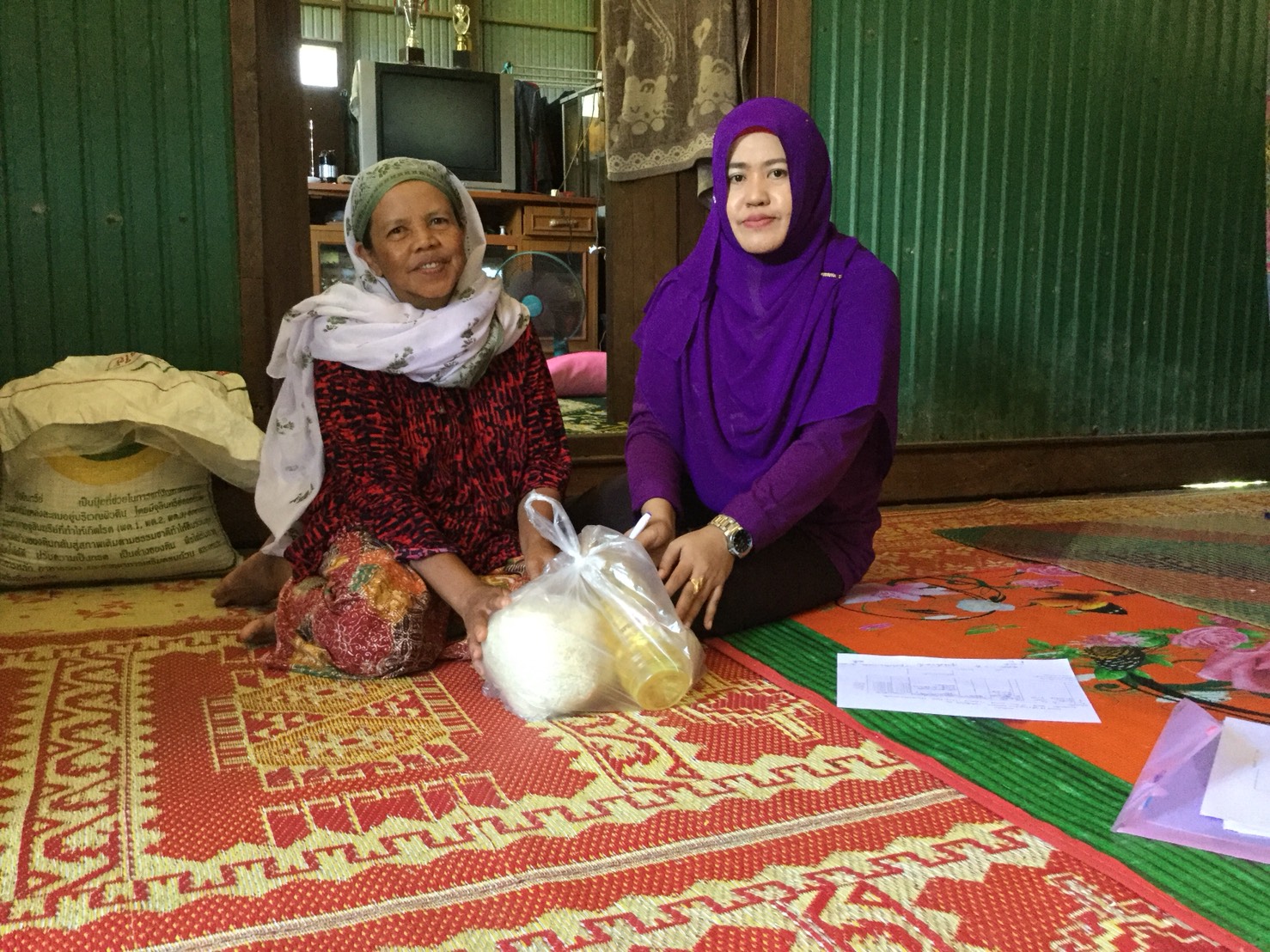 สพอ.ยะรัง จ.ปัตตานี ลงพื้นที่เยี่ยมเยียนครัวเรือนตกเกณฑ์ จปฐ. ปี 2560