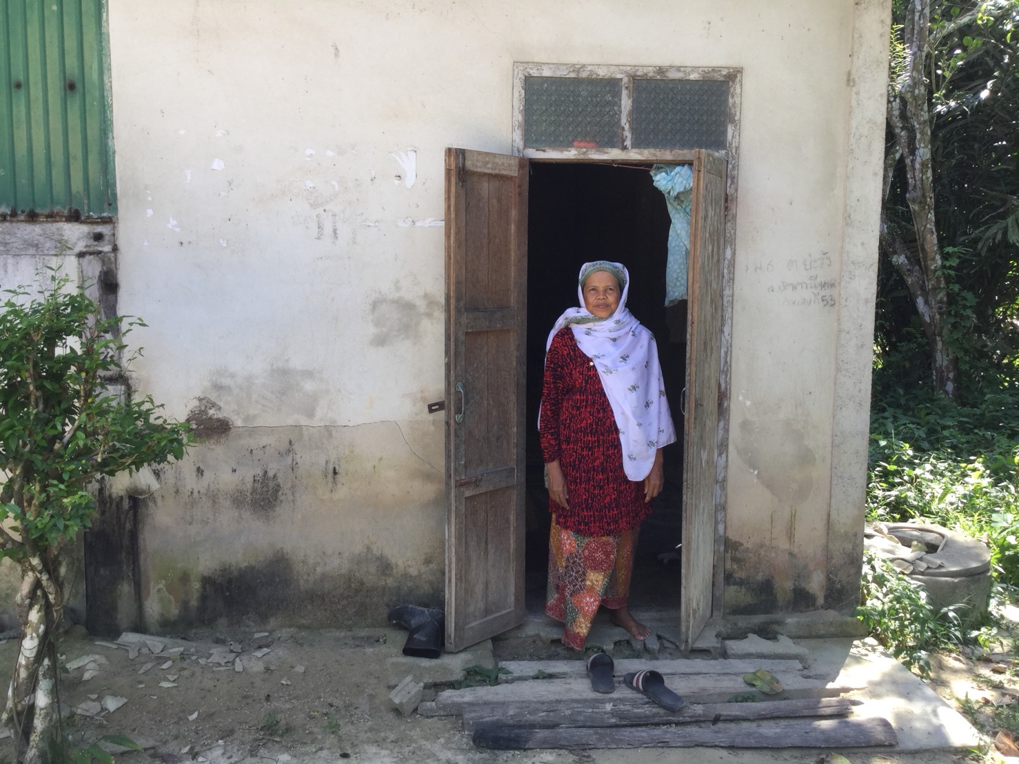 สพอ.ยะรัง จ.ปัตตานี ลงพื้นที่เยี่ยมเยียนครัวเรือนตกเกณฑ์ จปฐ. ปี 2560