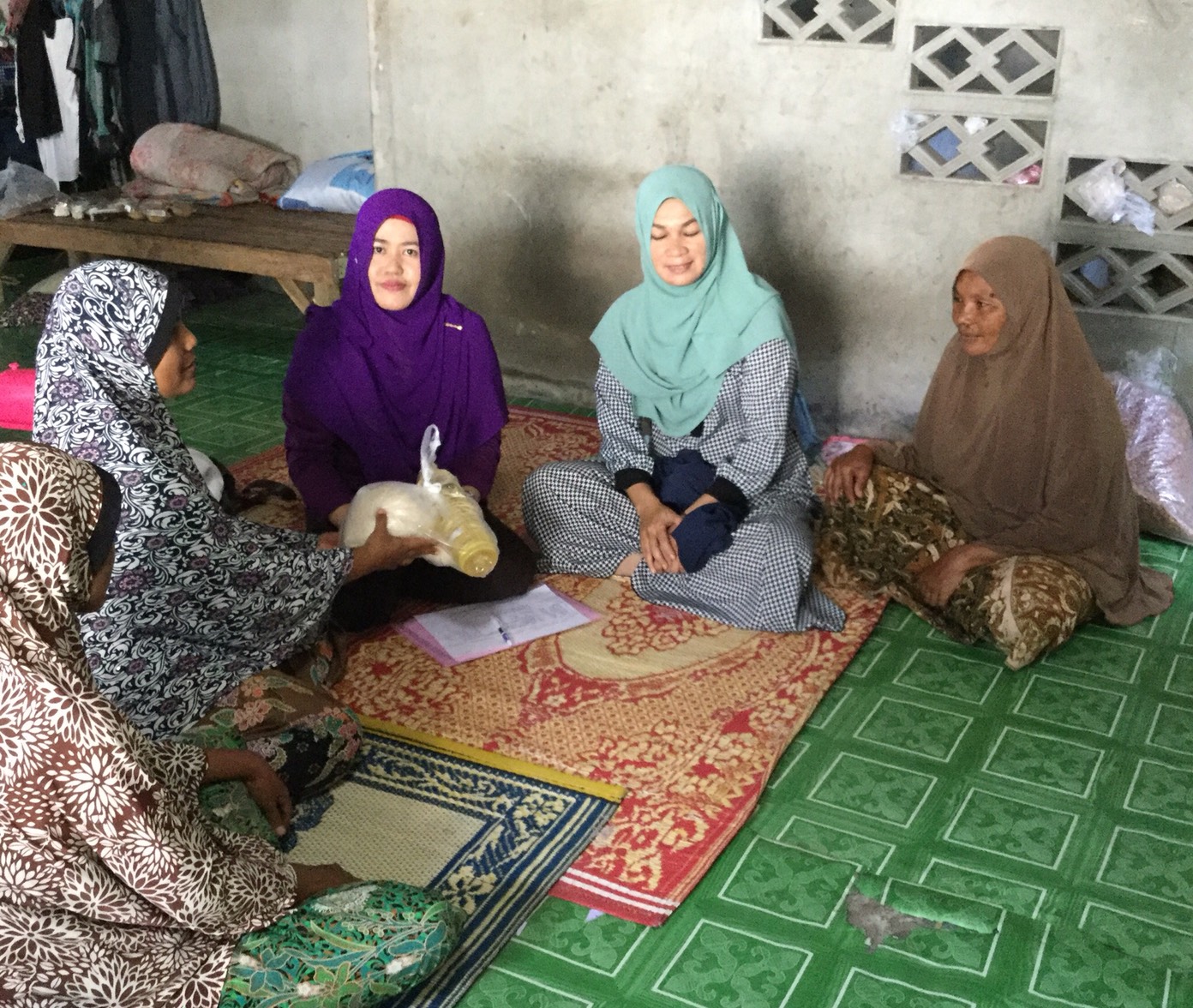 สพอ.ยะรัง จ.ปัตตานี ลงพื้นที่เยี่ยมเยียนครัวเรือนตกเกณฑ์ จปฐ. ปี 2560