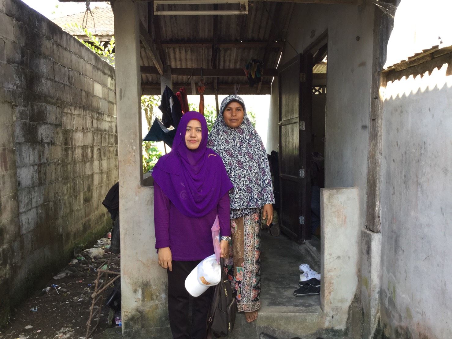 สพอ.ยะรัง จ.ปัตตานี ลงพื้นที่เยี่ยมเยียนครัวเรือนตกเกณฑ์ จปฐ. ปี 2560