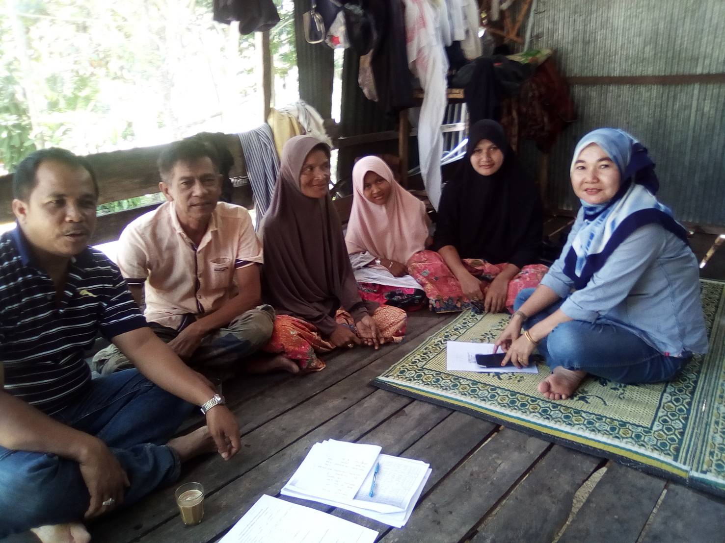 พัฒนากร ต.บางเก่า อ.สายบุรี ปัตตานี ลงพื้นที่เยี่ยมเยียนครัวเรือนตกเกณฑ์ จปฐ.ปี 60