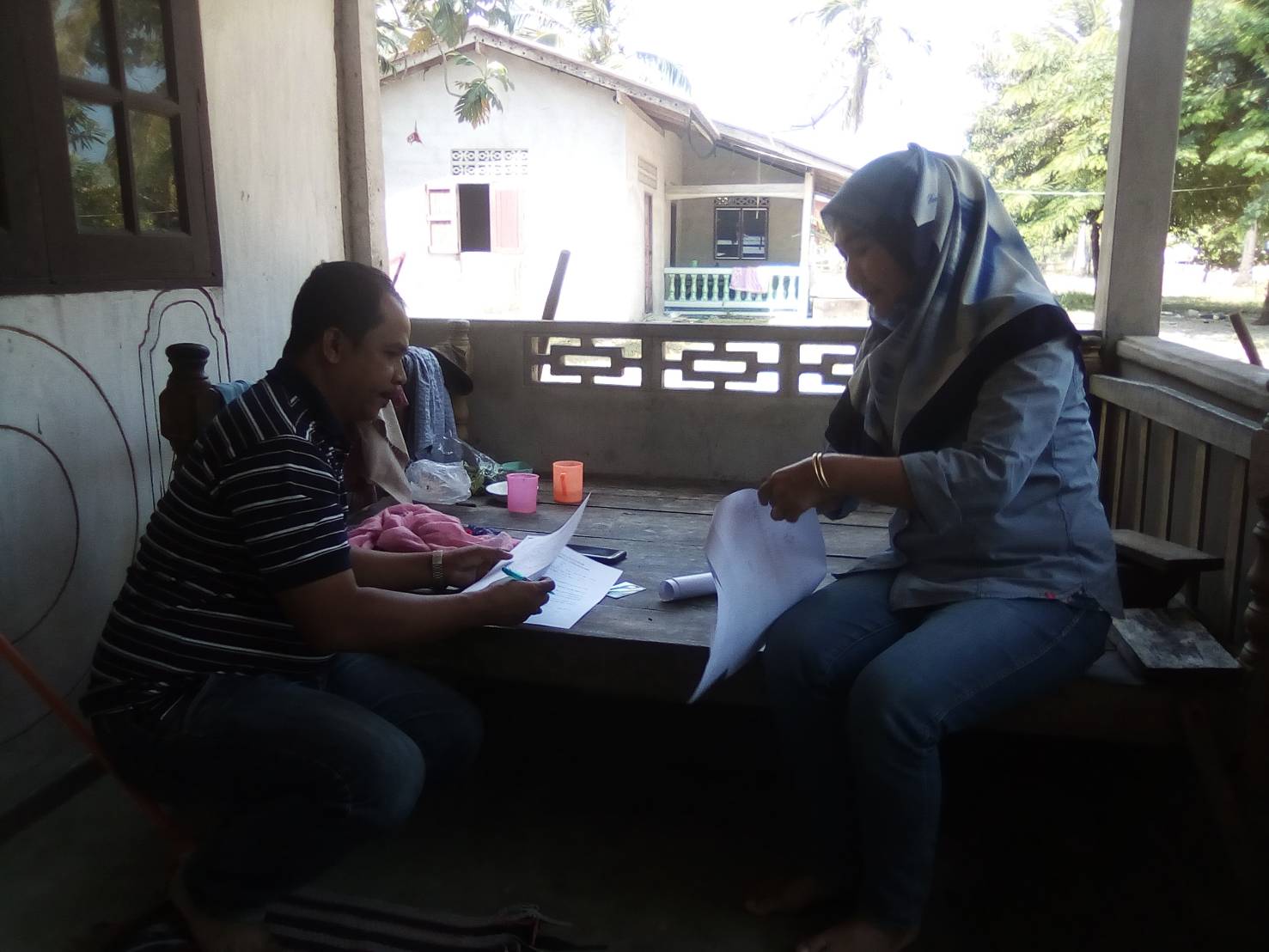 พัฒนากร ต.บางเก่า อ.สายบุรี ปัตตานี ลงพื้นที่เยี่ยมเยียนครัวเรือนตกเกณฑ์ จปฐ.ปี 60