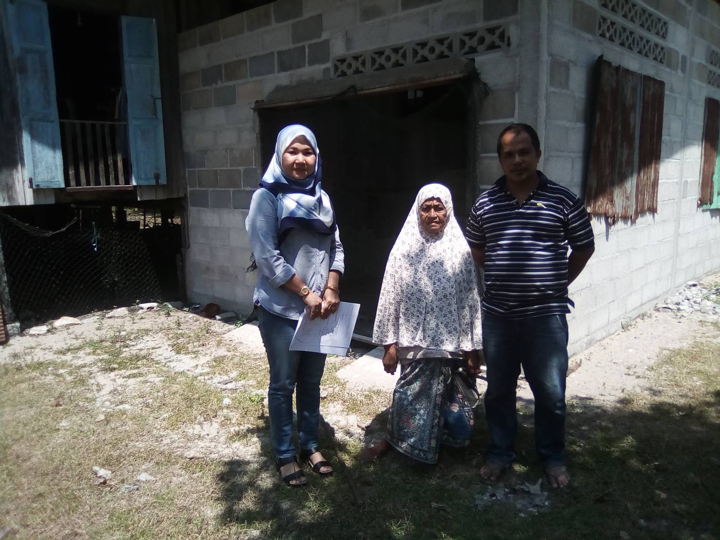 พัฒนากร ต.บางเก่า อ.สายบุรี ปัตตานี ลงพื้นที่เยี่ยมเยียนครัวเรือนตกเกณฑ์ จปฐ.ปี 60