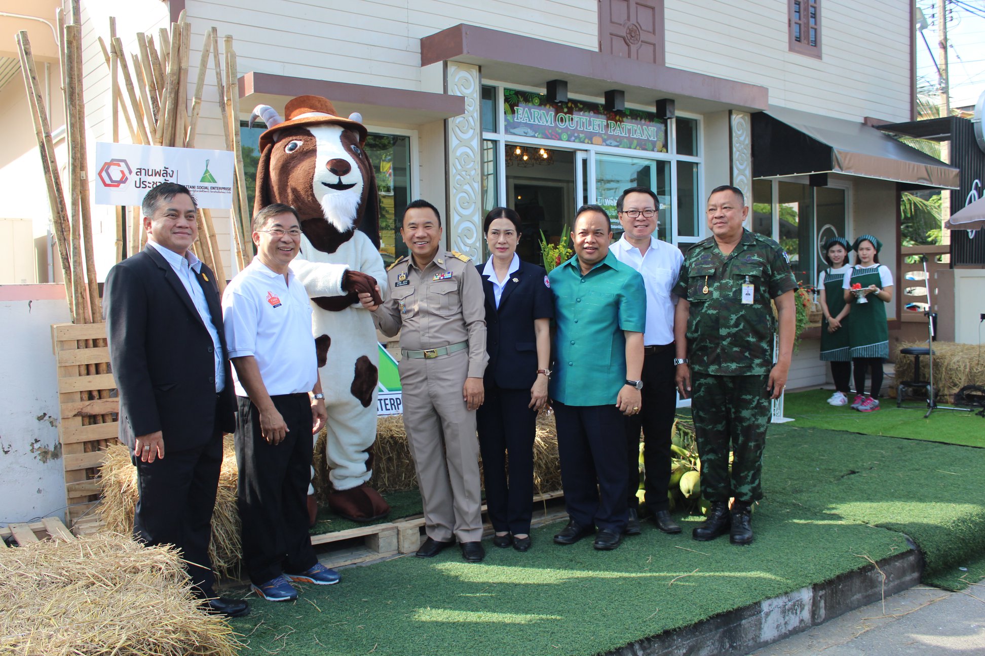 จังหวัดปัตตานี ร่วมกับพช.ปัตตานีและบ.ประชารัฐรักสามัคคีปัตตานี (วิสาหกิจเพื่อสังคม) จำกัด เปิดร้านฟาร์มเอาท์เลตอย่างเป็นทางการ