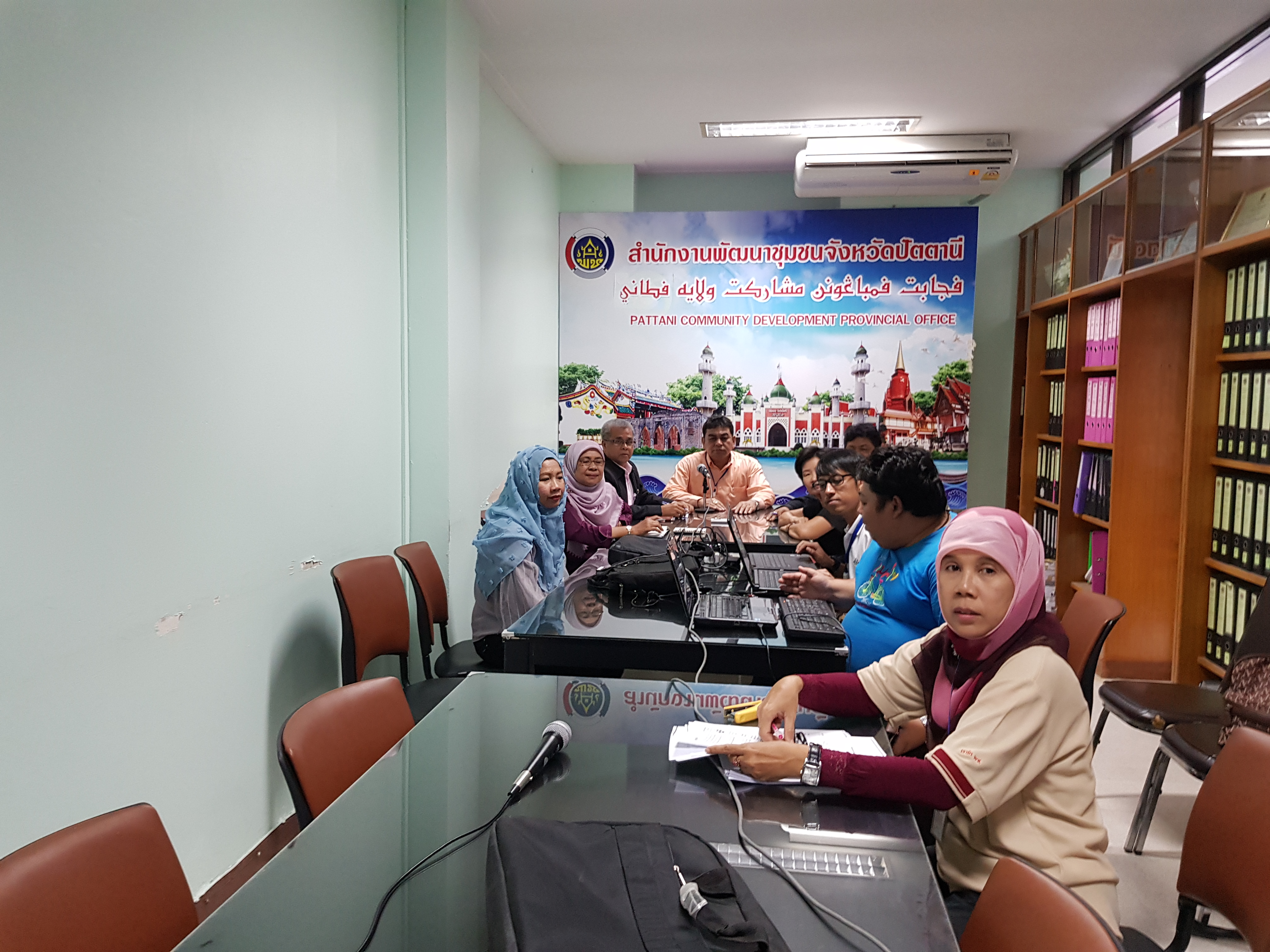 รับฟังการประชุมทางไกลจากกรมการพัฒนาชุมชน ผ่านระบบคอนเฟอร์เรนซ์